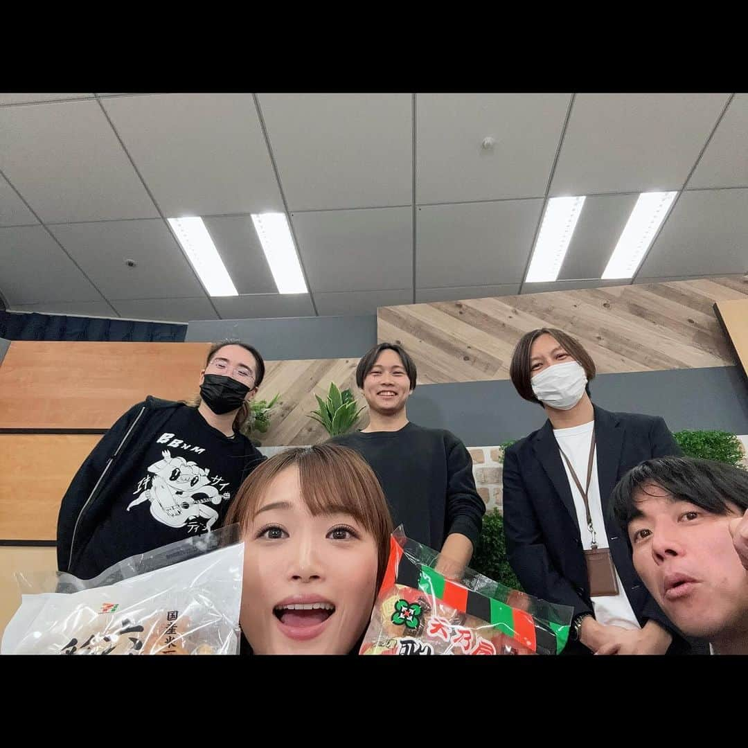 村山千代さんのインスタグラム写真 - (村山千代Instagram)「👀 今日のおやつと今日のメンバー🥰 #ただ時間なくておやつほぼ食べられず #クリームボックス #歌舞伎揚 #おかき #動画収録とライブ配信の２本でした！ #本日もありがとうございました！ #webセミナー #ライブ配信　 #今日の仕事 #今日のおやつ」12月7日 21時43分 - chiyocolate420