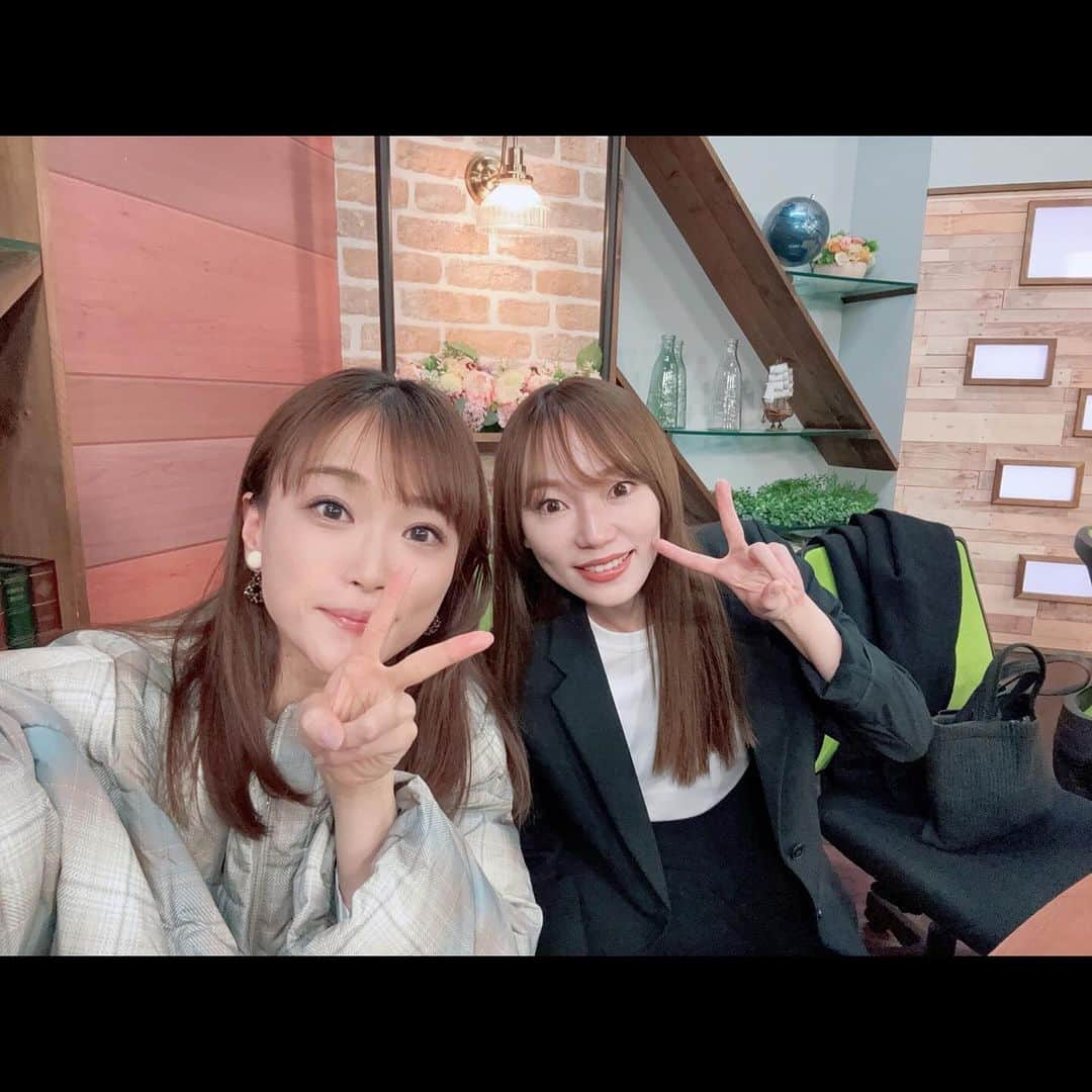 村山千代さんのインスタグラム写真 - (村山千代Instagram)「👀 今日のおやつと今日のメンバー🥰 #ただ時間なくておやつほぼ食べられず #クリームボックス #歌舞伎揚 #おかき #動画収録とライブ配信の２本でした！ #本日もありがとうございました！ #webセミナー #ライブ配信　 #今日の仕事 #今日のおやつ」12月7日 21時43分 - chiyocolate420