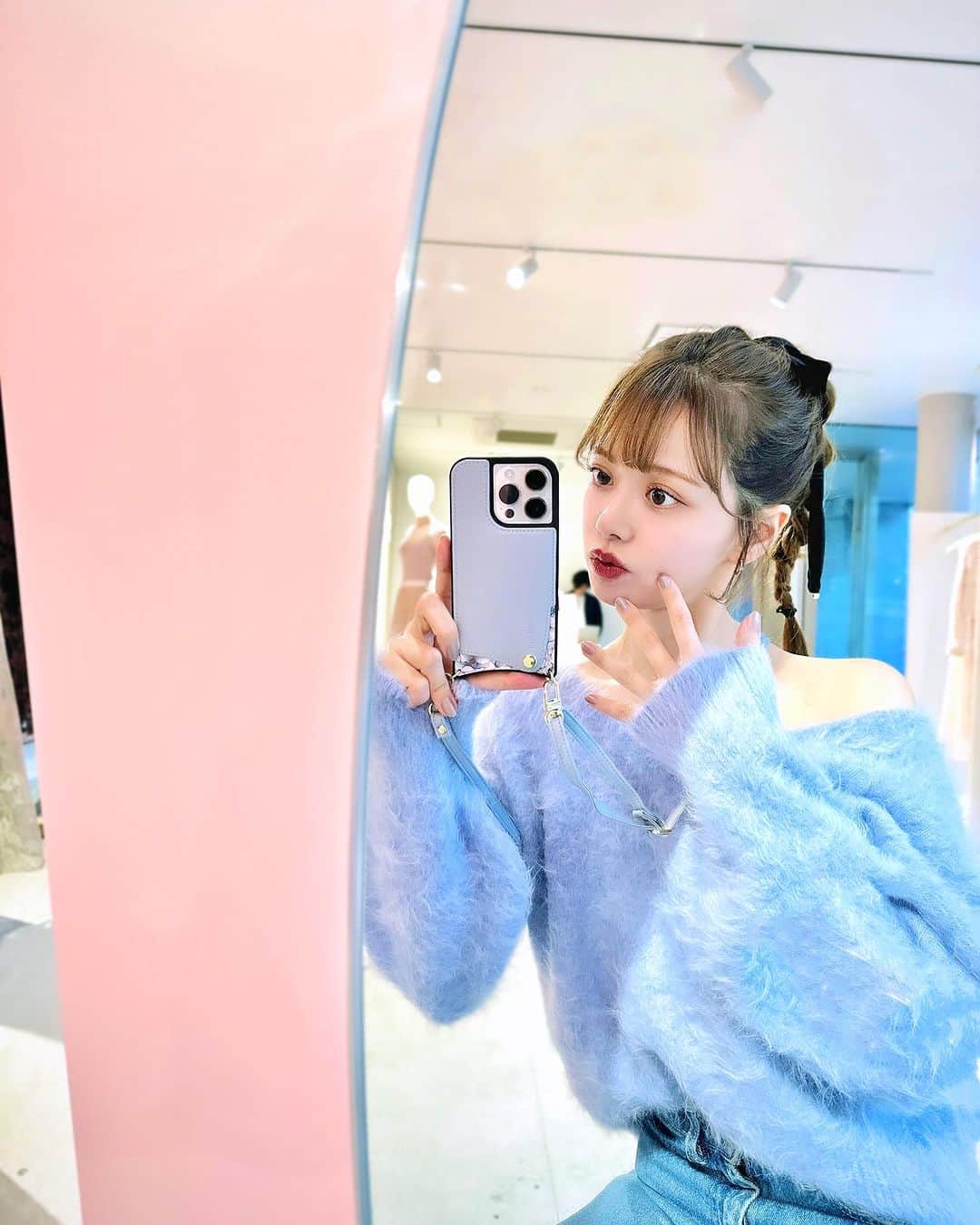 山崎春佳さんのインスタグラム写真 - (山崎春佳Instagram)「📲💘  新しいiPhoneケース❕ @elegante_series のだよ💍  ストラップは取り外しも長さ調節も可能だし、軽いし、 カードも収納できちゃうし、くすみカラーが大人かわいいし、、すっごく重宝してる🥹✧  カードポケットはボタンがついてるから紛失を防げるの！ ありがたい◎  さりげなくポイントに大人なお花柄も入ってるよん🤍 今の時期にぴったりなアニマル柄もかわいくて悩んだ😖💭  #iPhoneケース #スマホケース #スマホショルダー #ショルダーケース #アニマル柄 #くすみカラー #アイフォン #エレガンテ #iphonecase」12月7日 21時43分 - haruka_yamazaki