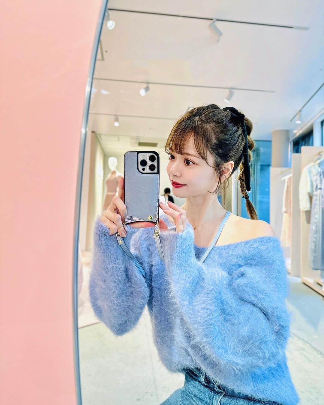 山崎春佳さんのインスタグラム写真 - (山崎春佳Instagram)「📲💘  新しいiPhoneケース❕ @elegante_series のだよ💍  ストラップは取り外しも長さ調節も可能だし、軽いし、 カードも収納できちゃうし、くすみカラーが大人かわいいし、、すっごく重宝してる🥹✧  カードポケットはボタンがついてるから紛失を防げるの！ ありがたい◎  さりげなくポイントに大人なお花柄も入ってるよん🤍 今の時期にぴったりなアニマル柄もかわいくて悩んだ😖💭  #iPhoneケース #スマホケース #スマホショルダー #ショルダーケース #アニマル柄 #くすみカラー #アイフォン #エレガンテ #iphonecase」12月7日 21時43分 - haruka_yamazaki