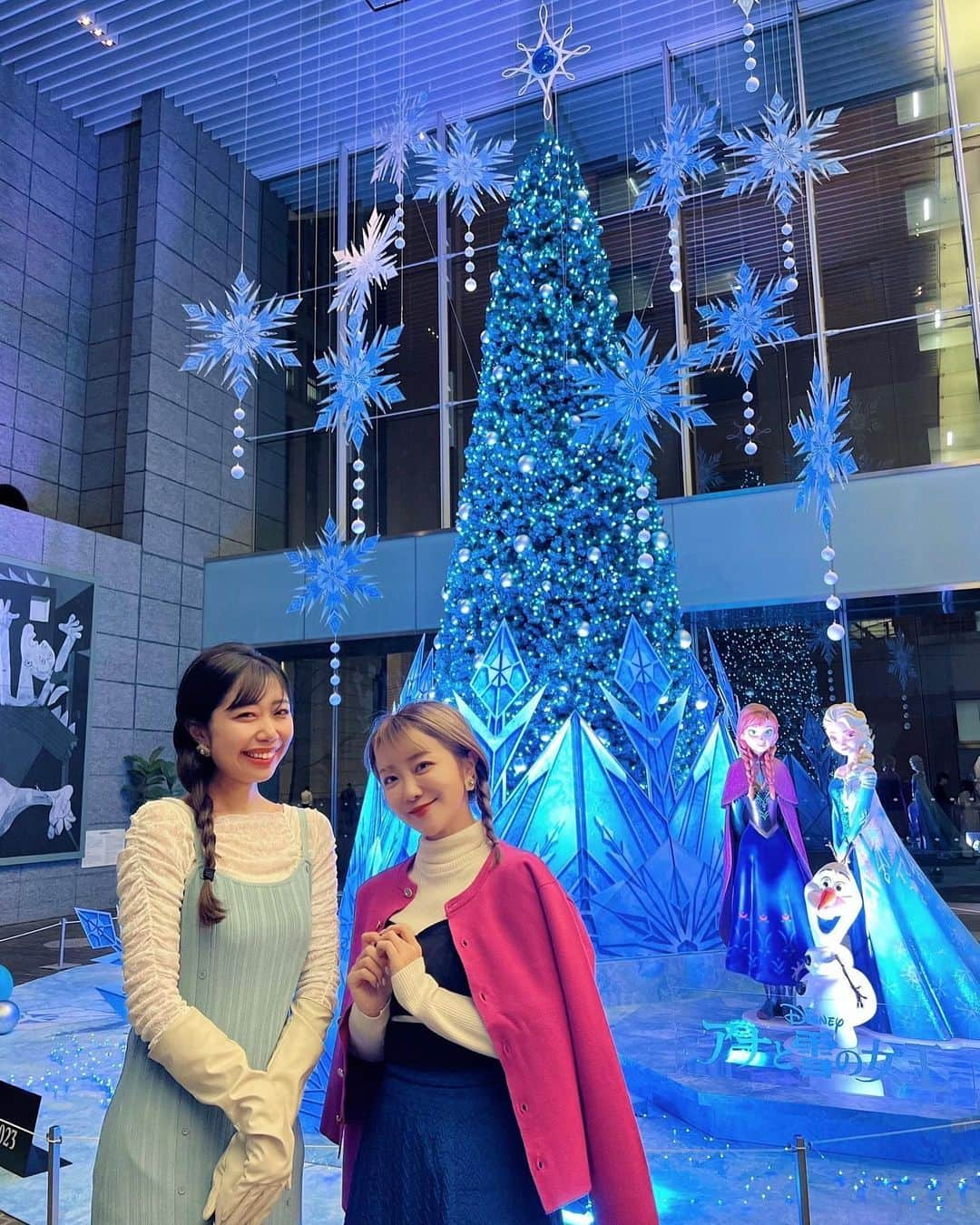 中島奈津希さんのインスタグラム写真 - (中島奈津希Instagram)「⛸️🎄💫🍴🎀 ⁡ ⁡ ⁡ ディズニー・アニメーションをテーマにした Marunouchi Bright Christmas 2023 「Disney DREAMS ＆ WISHES」が開催中🎄🌟 ⁡ ⁡ ⁡ リールですでに載せたのだけど 載せたい写真や動画がいっぱいなので もう一投稿🫢🫢🎄🎀 リールも見てみてね！ ⁡ ⁡ ⁡ ⁡ イベント期間中は ディズニー・アニメーションをテーマにした モニュメントや魅力的な限定グッズ、フードメニューが登場😍😍 ⁡ ------------------------- ✔︎WISH『ウィッシュ』 📍  丸ビル1F マルキューブ 🕰️6：00~24：00 ライティングショー各日 17:00~21:00(15分毎に上映） ⁡ ✔︎FROZEN TREE『アナと雪の女王』 📍丸の内オアゾ1F OO(おお）広場 🕰️11：00～21:00 (日・祝は20：00まで) ⁡ ✔︎ The Sorcerer's HAT『ファンタジア』 📍新丸ビル3Fアトリウム 🕰️11：00~21：00（日・祝は20:00まで） ⁡ ✔︎Something There『美女と野獣』 📍丸の内ブリックスクエア1F 三菱一号館美術館広場 🕰️11:00~21:00 (日・祝は20:00まで） ------------------------- ⁡ ⁡ ⁡  ディズニー・アニメーションにインスピレーションを受けたフードメニューもどれも可愛かったのだけど 『ウィッシュ』モニュメントの目の前にある 丸ビル1F＂THE FRONT ROOM＂では ⁡ Inspired by『美女と野獣』メニューがあったよ🥀 ✔︎宮城県産黒毛和牛の欧風カレーサフランライス ✔︎プリンセスロワイヤル ⁡ ⁡ 17:00〜21:00の間にやっている ライティングショーを観ながらご飯が食べられるかも🫢🎄✨✨ ⁡ ⁡ ⁡ ⁡ ⁡ 丸の内限定や、クリスマスプレゼントにもぴったりなグッズもあったのでばっちりゲット😏❤️💚 いつまでも＂限定＂には弱い。笑 もこもこ靴下もかわいいよ🧦 (これは3カラーありました🙆) グッズはポップアップ会場やそれぞれの店舗でも販売されてるからぜひチェックを🎄💫 ⁡ ぜひ丸の内へ行ってみてね😌🎄✨✨ ☁️☁️☁️☁️☁️☁️☁️☁️☁️☁️☁️☁️☁️☁️ #ディズニー#丸の内#東京#tokyo #東京駅 #marunouchi #東京観光#イベント #event #丸の内エリア#クリスマス#maruouchibrightchristmas #dreams&wishes #disney #丸の内夢と願いのクリスマスキャンペーン #PR @marunouchi_paper」12月7日 21時35分 - nakajima_natsuki