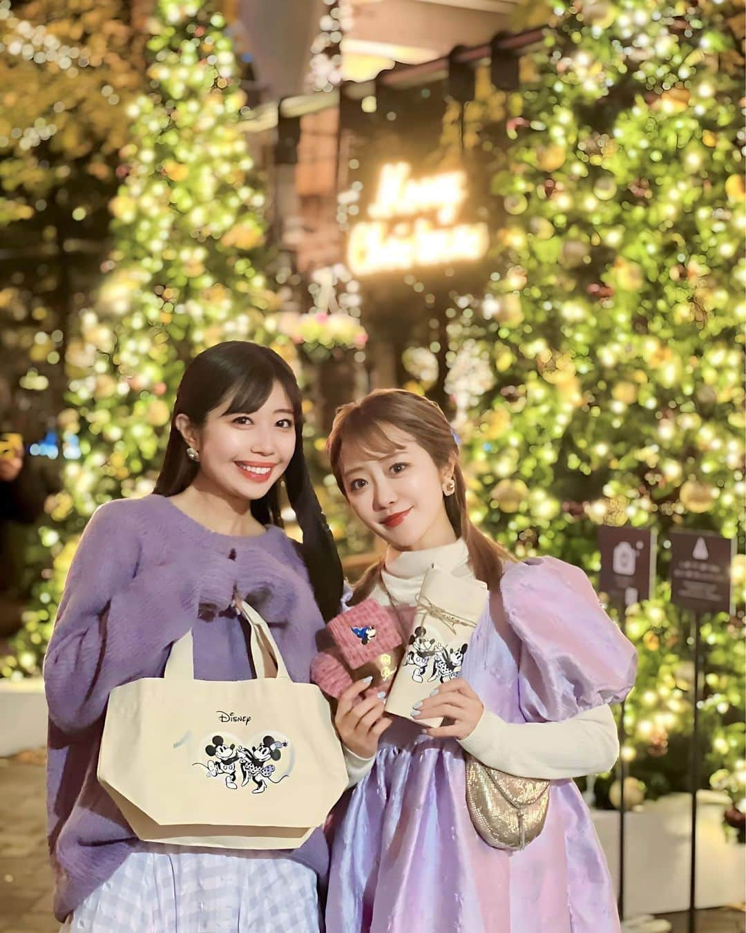 中島奈津希さんのインスタグラム写真 - (中島奈津希Instagram)「⛸️🎄💫🍴🎀 ⁡ ⁡ ⁡ ディズニー・アニメーションをテーマにした Marunouchi Bright Christmas 2023 「Disney DREAMS ＆ WISHES」が開催中🎄🌟 ⁡ ⁡ ⁡ リールですでに載せたのだけど 載せたい写真や動画がいっぱいなので もう一投稿🫢🫢🎄🎀 リールも見てみてね！ ⁡ ⁡ ⁡ ⁡ イベント期間中は ディズニー・アニメーションをテーマにした モニュメントや魅力的な限定グッズ、フードメニューが登場😍😍 ⁡ ------------------------- ✔︎WISH『ウィッシュ』 📍  丸ビル1F マルキューブ 🕰️6：00~24：00 ライティングショー各日 17:00~21:00(15分毎に上映） ⁡ ✔︎FROZEN TREE『アナと雪の女王』 📍丸の内オアゾ1F OO(おお）広場 🕰️11：00～21:00 (日・祝は20：00まで) ⁡ ✔︎ The Sorcerer's HAT『ファンタジア』 📍新丸ビル3Fアトリウム 🕰️11：00~21：00（日・祝は20:00まで） ⁡ ✔︎Something There『美女と野獣』 📍丸の内ブリックスクエア1F 三菱一号館美術館広場 🕰️11:00~21:00 (日・祝は20:00まで） ------------------------- ⁡ ⁡ ⁡  ディズニー・アニメーションにインスピレーションを受けたフードメニューもどれも可愛かったのだけど 『ウィッシュ』モニュメントの目の前にある 丸ビル1F＂THE FRONT ROOM＂では ⁡ Inspired by『美女と野獣』メニューがあったよ🥀 ✔︎宮城県産黒毛和牛の欧風カレーサフランライス ✔︎プリンセスロワイヤル ⁡ ⁡ 17:00〜21:00の間にやっている ライティングショーを観ながらご飯が食べられるかも🫢🎄✨✨ ⁡ ⁡ ⁡ ⁡ ⁡ 丸の内限定や、クリスマスプレゼントにもぴったりなグッズもあったのでばっちりゲット😏❤️💚 いつまでも＂限定＂には弱い。笑 もこもこ靴下もかわいいよ🧦 (これは3カラーありました🙆) グッズはポップアップ会場やそれぞれの店舗でも販売されてるからぜひチェックを🎄💫 ⁡ ぜひ丸の内へ行ってみてね😌🎄✨✨ ☁️☁️☁️☁️☁️☁️☁️☁️☁️☁️☁️☁️☁️☁️ #ディズニー#丸の内#東京#tokyo #東京駅 #marunouchi #東京観光#イベント #event #丸の内エリア#クリスマス#maruouchibrightchristmas #dreams&wishes #disney #丸の内夢と願いのクリスマスキャンペーン #PR @marunouchi_paper」12月7日 21時35分 - nakajima_natsuki