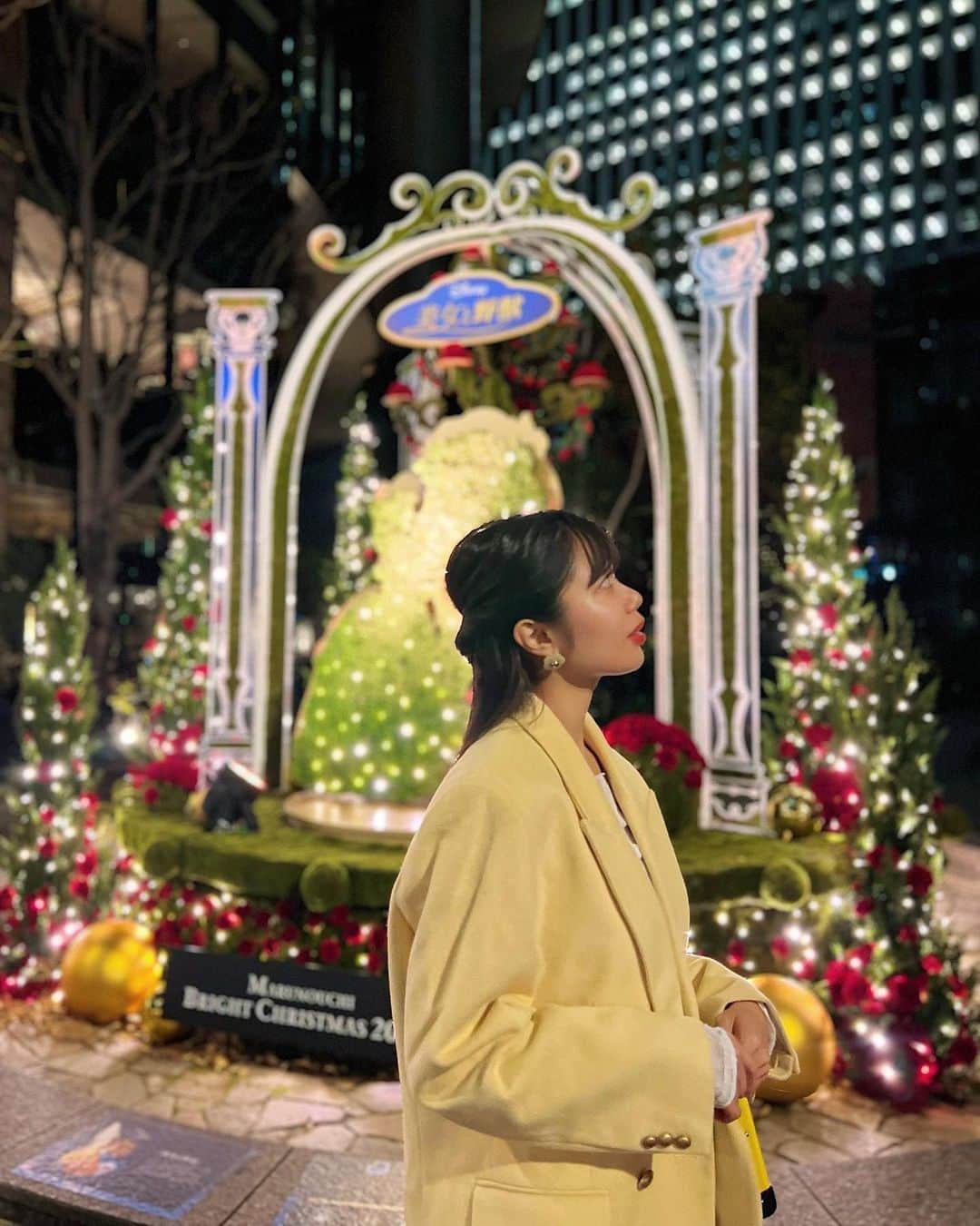 中島奈津希さんのインスタグラム写真 - (中島奈津希Instagram)「⛸️🎄💫🍴🎀 ⁡ ⁡ ⁡ ディズニー・アニメーションをテーマにした Marunouchi Bright Christmas 2023 「Disney DREAMS ＆ WISHES」が開催中🎄🌟 ⁡ ⁡ ⁡ リールですでに載せたのだけど 載せたい写真や動画がいっぱいなので もう一投稿🫢🫢🎄🎀 リールも見てみてね！ ⁡ ⁡ ⁡ ⁡ イベント期間中は ディズニー・アニメーションをテーマにした モニュメントや魅力的な限定グッズ、フードメニューが登場😍😍 ⁡ ------------------------- ✔︎WISH『ウィッシュ』 📍  丸ビル1F マルキューブ 🕰️6：00~24：00 ライティングショー各日 17:00~21:00(15分毎に上映） ⁡ ✔︎FROZEN TREE『アナと雪の女王』 📍丸の内オアゾ1F OO(おお）広場 🕰️11：00～21:00 (日・祝は20：00まで) ⁡ ✔︎ The Sorcerer's HAT『ファンタジア』 📍新丸ビル3Fアトリウム 🕰️11：00~21：00（日・祝は20:00まで） ⁡ ✔︎Something There『美女と野獣』 📍丸の内ブリックスクエア1F 三菱一号館美術館広場 🕰️11:00~21:00 (日・祝は20:00まで） ------------------------- ⁡ ⁡ ⁡  ディズニー・アニメーションにインスピレーションを受けたフードメニューもどれも可愛かったのだけど 『ウィッシュ』モニュメントの目の前にある 丸ビル1F＂THE FRONT ROOM＂では ⁡ Inspired by『美女と野獣』メニューがあったよ🥀 ✔︎宮城県産黒毛和牛の欧風カレーサフランライス ✔︎プリンセスロワイヤル ⁡ ⁡ 17:00〜21:00の間にやっている ライティングショーを観ながらご飯が食べられるかも🫢🎄✨✨ ⁡ ⁡ ⁡ ⁡ ⁡ 丸の内限定や、クリスマスプレゼントにもぴったりなグッズもあったのでばっちりゲット😏❤️💚 いつまでも＂限定＂には弱い。笑 もこもこ靴下もかわいいよ🧦 (これは3カラーありました🙆) グッズはポップアップ会場やそれぞれの店舗でも販売されてるからぜひチェックを🎄💫 ⁡ ぜひ丸の内へ行ってみてね😌🎄✨✨ ☁️☁️☁️☁️☁️☁️☁️☁️☁️☁️☁️☁️☁️☁️ #ディズニー#丸の内#東京#tokyo #東京駅 #marunouchi #東京観光#イベント #event #丸の内エリア#クリスマス#maruouchibrightchristmas #dreams&wishes #disney #丸の内夢と願いのクリスマスキャンペーン #PR @marunouchi_paper」12月7日 21時35分 - nakajima_natsuki