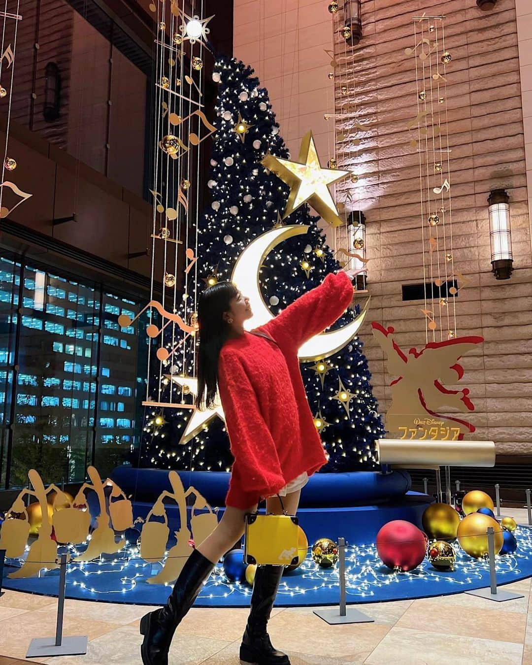 中島奈津希さんのインスタグラム写真 - (中島奈津希Instagram)「⛸️🎄💫🍴🎀 ⁡ ⁡ ⁡ ディズニー・アニメーションをテーマにした Marunouchi Bright Christmas 2023 「Disney DREAMS ＆ WISHES」が開催中🎄🌟 ⁡ ⁡ ⁡ リールですでに載せたのだけど 載せたい写真や動画がいっぱいなので もう一投稿🫢🫢🎄🎀 リールも見てみてね！ ⁡ ⁡ ⁡ ⁡ イベント期間中は ディズニー・アニメーションをテーマにした モニュメントや魅力的な限定グッズ、フードメニューが登場😍😍 ⁡ ------------------------- ✔︎WISH『ウィッシュ』 📍  丸ビル1F マルキューブ 🕰️6：00~24：00 ライティングショー各日 17:00~21:00(15分毎に上映） ⁡ ✔︎FROZEN TREE『アナと雪の女王』 📍丸の内オアゾ1F OO(おお）広場 🕰️11：00～21:00 (日・祝は20：00まで) ⁡ ✔︎ The Sorcerer's HAT『ファンタジア』 📍新丸ビル3Fアトリウム 🕰️11：00~21：00（日・祝は20:00まで） ⁡ ✔︎Something There『美女と野獣』 📍丸の内ブリックスクエア1F 三菱一号館美術館広場 🕰️11:00~21:00 (日・祝は20:00まで） ------------------------- ⁡ ⁡ ⁡  ディズニー・アニメーションにインスピレーションを受けたフードメニューもどれも可愛かったのだけど 『ウィッシュ』モニュメントの目の前にある 丸ビル1F＂THE FRONT ROOM＂では ⁡ Inspired by『美女と野獣』メニューがあったよ🥀 ✔︎宮城県産黒毛和牛の欧風カレーサフランライス ✔︎プリンセスロワイヤル ⁡ ⁡ 17:00〜21:00の間にやっている ライティングショーを観ながらご飯が食べられるかも🫢🎄✨✨ ⁡ ⁡ ⁡ ⁡ ⁡ 丸の内限定や、クリスマスプレゼントにもぴったりなグッズもあったのでばっちりゲット😏❤️💚 いつまでも＂限定＂には弱い。笑 もこもこ靴下もかわいいよ🧦 (これは3カラーありました🙆) グッズはポップアップ会場やそれぞれの店舗でも販売されてるからぜひチェックを🎄💫 ⁡ ぜひ丸の内へ行ってみてね😌🎄✨✨ ☁️☁️☁️☁️☁️☁️☁️☁️☁️☁️☁️☁️☁️☁️ #ディズニー#丸の内#東京#tokyo #東京駅 #marunouchi #東京観光#イベント #event #丸の内エリア#クリスマス#maruouchibrightchristmas #dreams&wishes #disney #丸の内夢と願いのクリスマスキャンペーン #PR @marunouchi_paper」12月7日 21時35分 - nakajima_natsuki