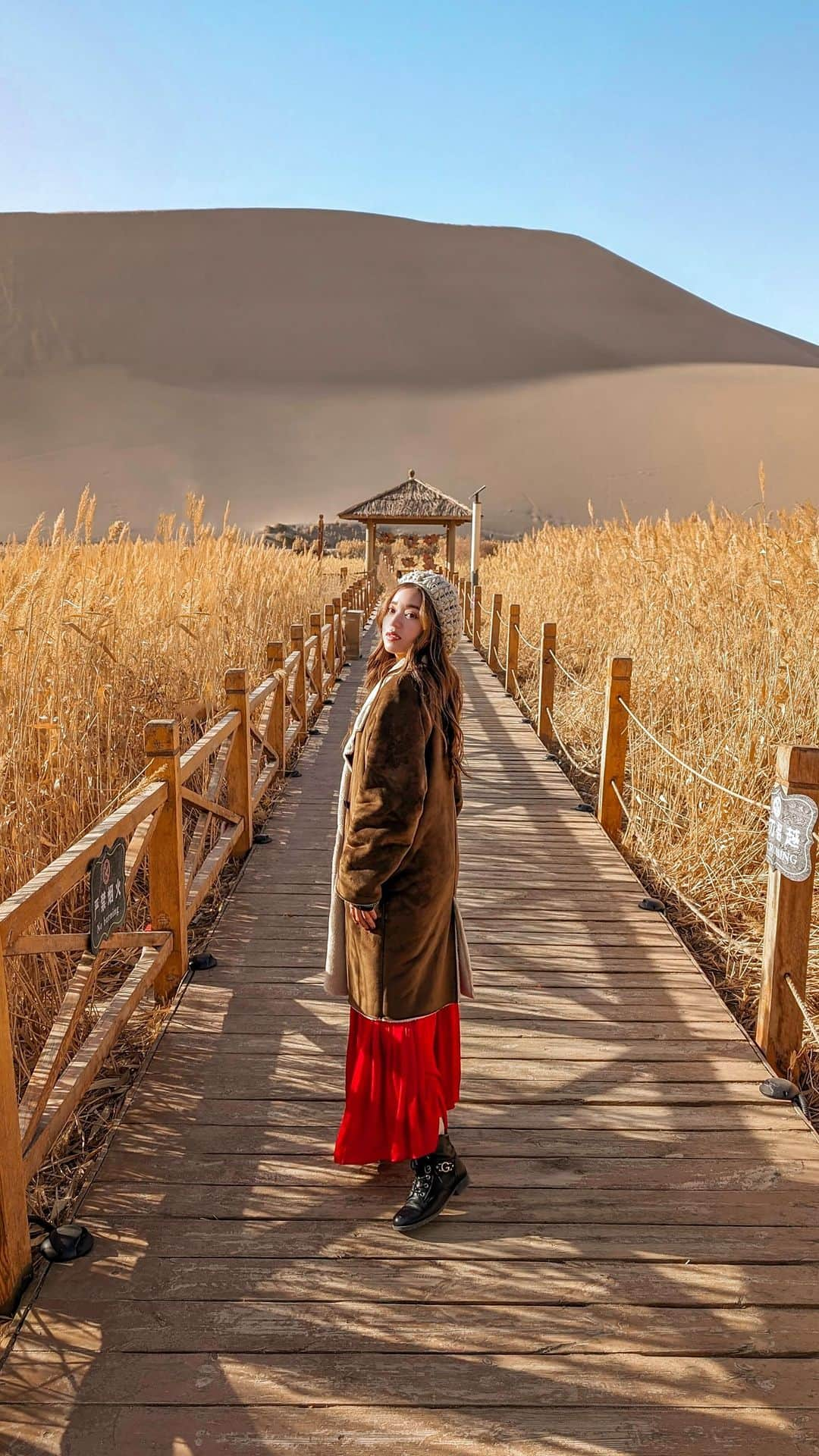 羽石杏奈のインスタグラム：「Three top places you should visit when you are in Dunhuang, China 🇨🇳✨ 中国北西部でシルクロードの分岐点、 オアシスとして栄えた街、敦煌で訪れたい場所TOP3🌾  #NihaoChina #NihaoGansu #NihaoDunhuang #Tripcom #Travelwithtripcom #pr @China_Culture @trip.com」