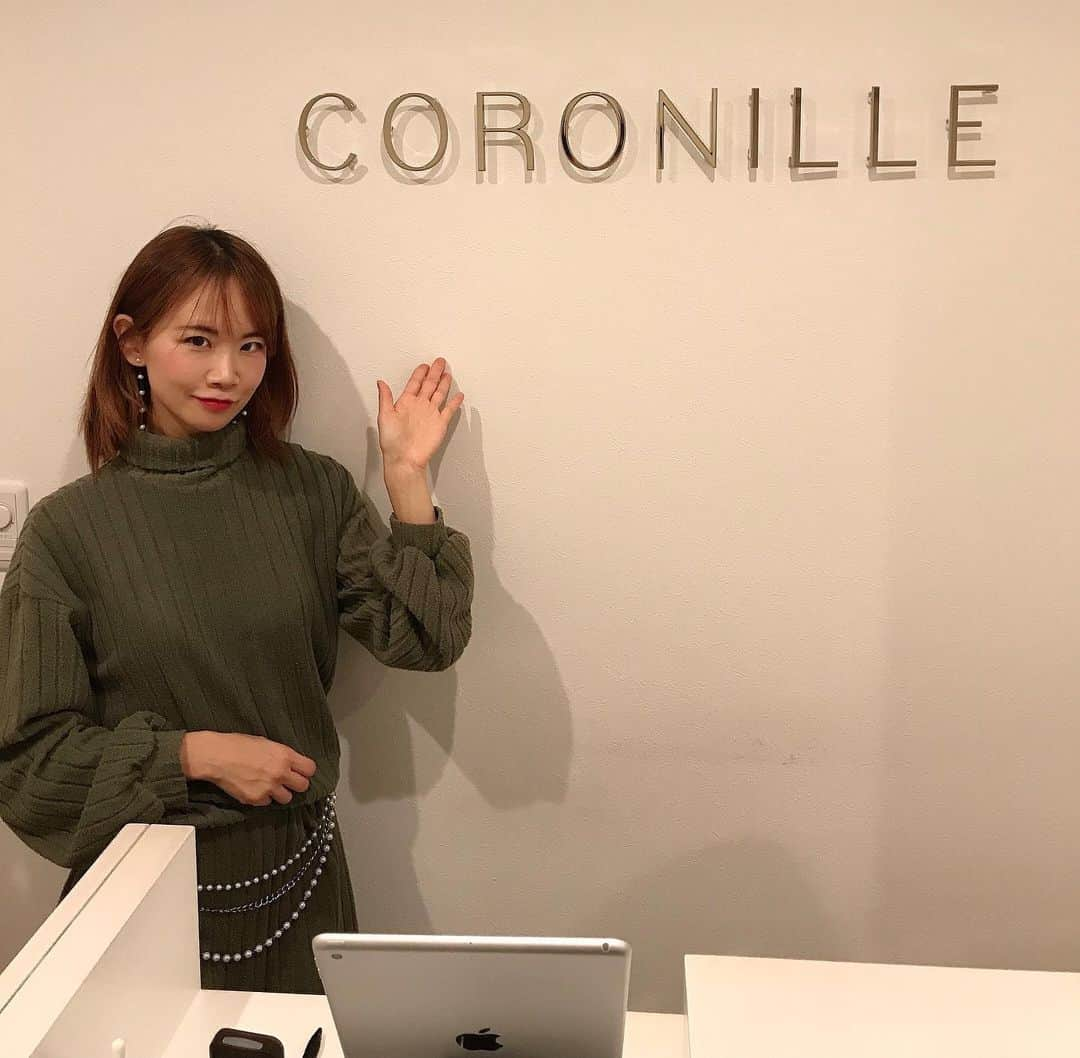 葵さんのインスタグラム写真 - (葵Instagram)「白金高輪に新しくオープンしました エステサロン「coronille」（コロニラ）でエステのコースを招待していただきました♡ 　 @beautysalon.coronille   ◆場所 東京都港区白金台３丁目１５−１２  ヴィラージュ白金台304号  ◆内容はこちら💁‍♀️ 「エンダモロジーフェイス＆頭皮デトックス（肩首トリートメント付）」26,000円メニューです。  エンダモロジーを初めて体験したのですが、とても気持ち良くて、しかも少ししただけで顔がシュッと引き締まり上にあがったよ✨  そのあとの頭皮デトックスも気持ちよかったです〜！私肩こりや頭が凝りすぎなのですが、かなりほぐれました☺️ 気持ち良すぎて途中意識がとびましたが、終わった後は体が軽くなり、普段から自分でもほぐそうと思ったよ！  施術内容もスタッフさんも感じが良くてぜひおすすめします(^^)  #PR#コロニラ#coronille#エンダモロジー#フェイシャル#エステ#ヘッドスパ#美容#若返り#美肌#リフトアップ#アンチエイジング#白金台#サロン#開店祝い#オープン祝い#フェイシャルケア#小顔#vcセラム#メソシューティカル #セラムライン#ビタミンc」12月7日 21時38分 - dolphin_coconut