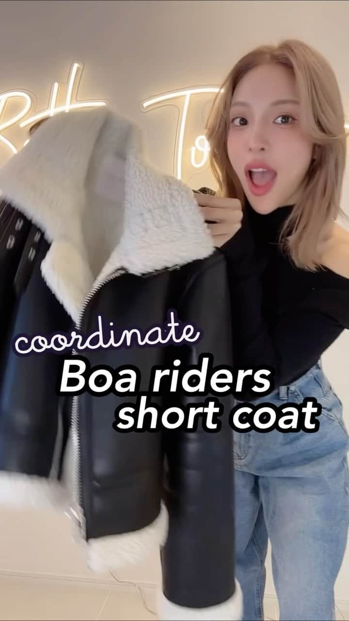 cocovanilla_chiakiのインスタグラム：「Boa riders short coatに合わせて コーディネート考えてみたよ♥ ： ①女子会ランチはカジュアルデニム🩵 Cutting highneck knit tops Pleats wide denim ： ②ショッピングの日は動きやすく快適に！がポイント🛍️ Amy knit set up 残りわずかです↑ ： ③コーデ何も思いつかない日でもスウェットセトア合わせたら、ハイ可愛い😍🩷 Embroidery short sweat tops Embroidery sweat pants ： ④デートはやっぱりニットワンピで清潔感🤓👍 Nelly shirts onepiece Adam jaquard knit tops ： #MIRROR9#冬コーデ#骨格ナチュラル #骨格ウェーブ #骨格ストレート」