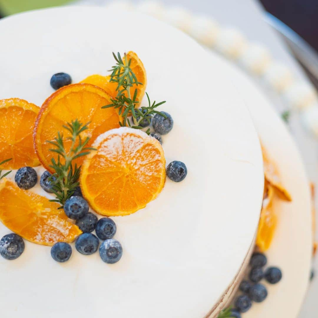 エヴァウイン小山プレミアムスィーツのインスタグラム：「#ドリップケーキ 🎂  オレンジ🍊とブルーベリー🫐を 使ったウエディングケーキに  仕上げには両家のお母様がソースをドリップ  愛情が溢れる素敵なケーキ💕  #エヴァウィン小山 #エヴァウイン小山プレミアムスィーツ #エヴァ婚 #小山結婚式場　 #小山式場　 #小山花嫁　 #結婚式　 #栃木花嫁　 #結婚式場探し #結婚式場選び #結婚式場見学  #結婚式ドレス   #結婚式ヘアアレンジ   #結婚式ヘアメイク   #結婚式ヘアスタイル   #結婚式ブーケ   #結婚式写真  #プレプレ花嫁　 #プレ花嫁デビュー #プレ花嫁準備 #栃木結婚式場　 #栃木結婚式 #結婚式準備　  #ウエディングケーキ」