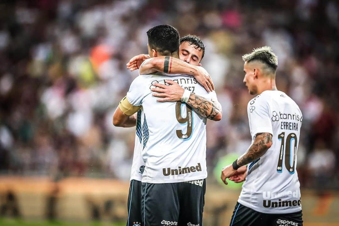 ルイス・アルベルト・スアレスさんのインスタグラム写真 - (ルイス・アルベルト・スアレスInstagram)「Disfrutando una noche más en el MARACANÁ! ⚽️⚽️  Feliz de poder ayudar a @gremio a cumplir con el objetivo de volver a la @Libertadores! 😉  Parabens equipe! Gran trabalho 👏🏼」12月7日 21時40分 - luissuarez9