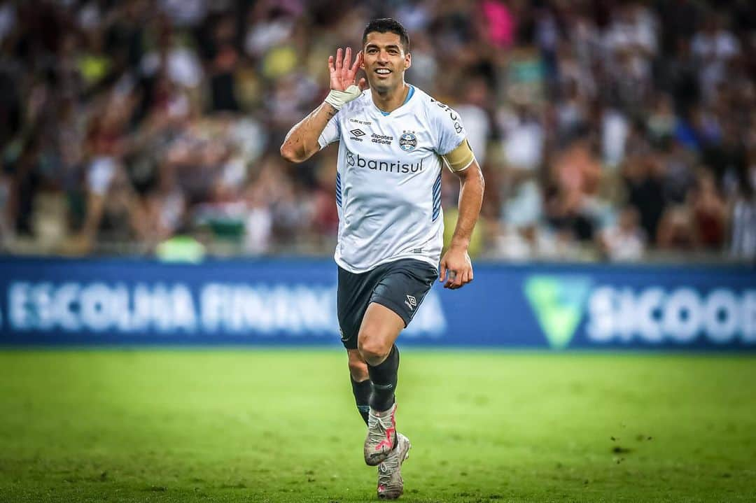 ルイス・アルベルト・スアレスさんのインスタグラム写真 - (ルイス・アルベルト・スアレスInstagram)「Disfrutando una noche más en el MARACANÁ! ⚽️⚽️  Feliz de poder ayudar a @gremio a cumplir con el objetivo de volver a la @Libertadores! 😉  Parabens equipe! Gran trabalho 👏🏼」12月7日 21時40分 - luissuarez9