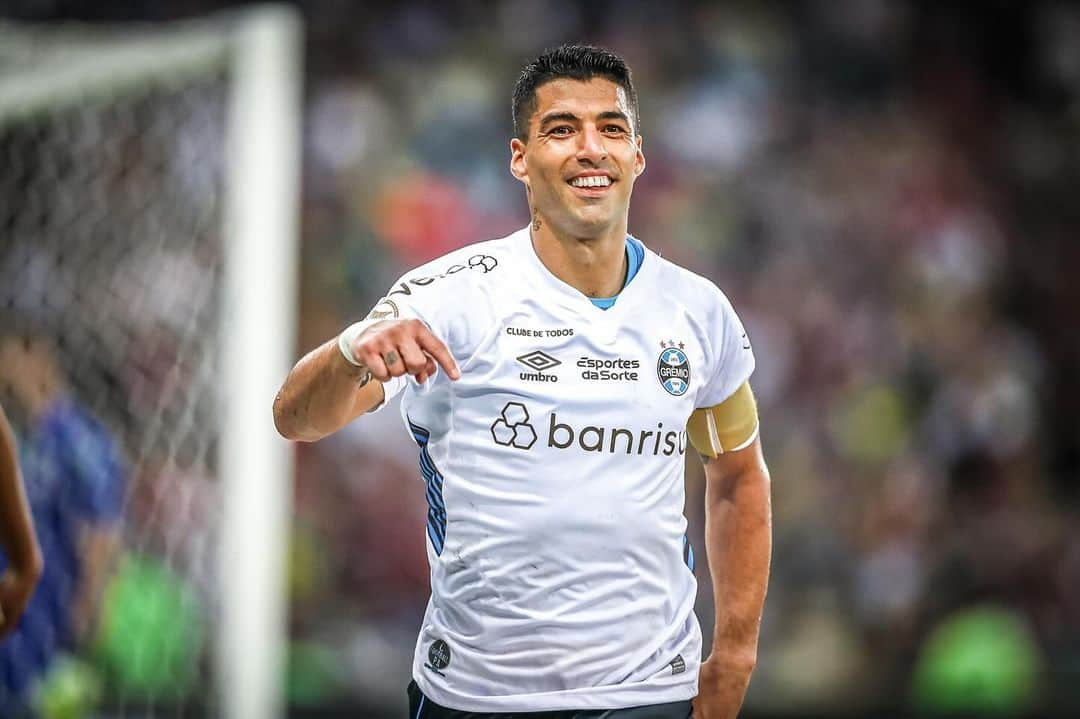 ルイス・アルベルト・スアレスのインスタグラム：「Disfrutando una noche más en el MARACANÁ! ⚽️⚽️  Feliz de poder ayudar a @gremio a cumplir con el objetivo de volver a la @Libertadores! 😉  Parabens equipe! Gran trabalho 👏🏼」