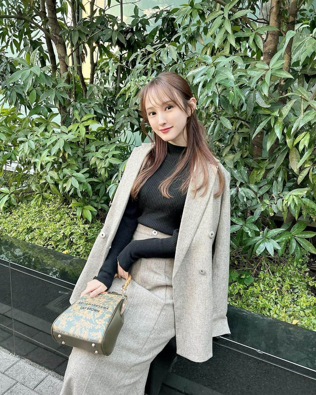 植木南央のインスタグラム：「今日☺︎楽してハーフアップ🧏🏻‍♀️ 昼に外で写真撮ったので久しぶりだ🤦🏻‍♀️笑」