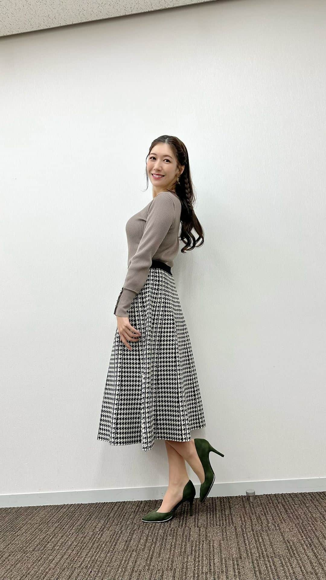 穂川果音のインスタグラム：「水曜アベプラ衣装👗  今日は昼間は暖かかったですね〜 明日もこの時期としては暖かいですよ！ ただ、朝晩の冷え込みは強くなるので調節できる服装を心がけてくださいねー  tops→ @nw_select  #天気コーデ　#12月コーデ　#気象予報士　#強風の日コーデ　#fashion #アベプラ」