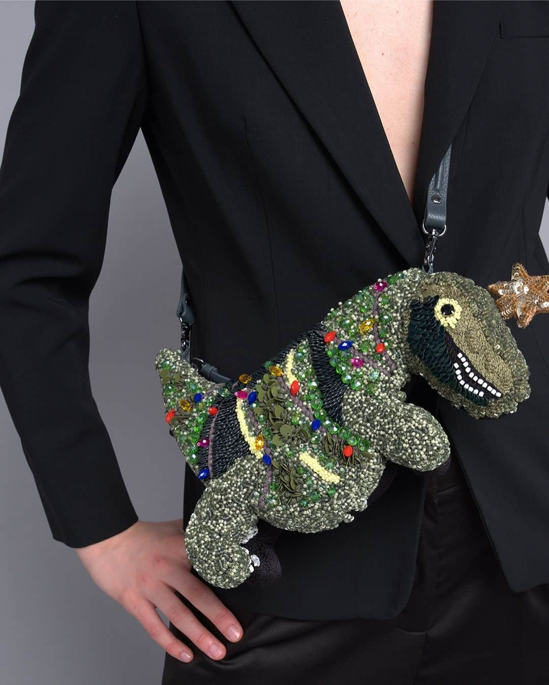 ジャマンピュエッシュのインスタグラム：「A unique festive work of art, the dinosaur is transforming into a Christmas tree adorned with subtle details and sparkling embroidery. #jaminpuech #joycehk #eveningbag #christmastree #treerex #christmaslights」