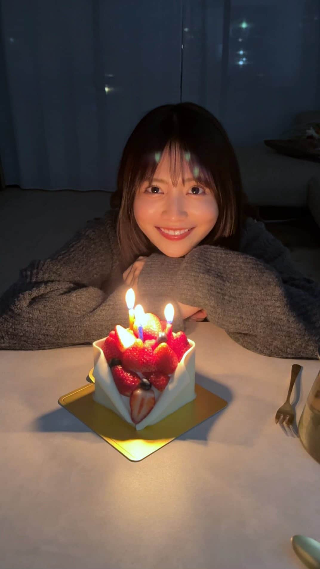 NittaSachikaのインスタグラム：「ケーキはショートケーキ派🍓  クリスマスに予約しようと思っとったケーキを選んでくれとってん…さすがや😳😳」