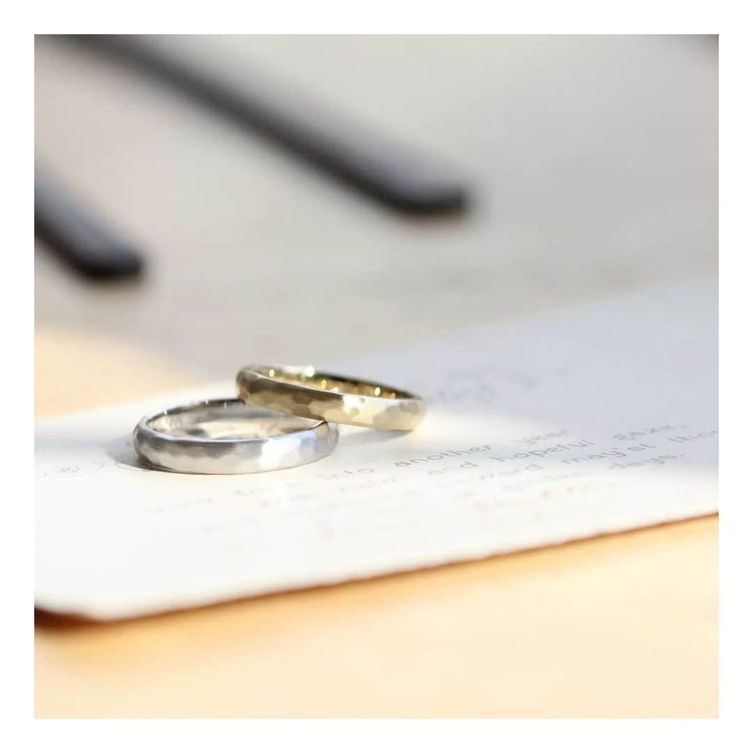 ith / イズ オーダメイド結婚指輪さんのインスタグラム写真 - (ith / イズ オーダメイド結婚指輪Instagram)「「指輪を着けて街を歩きたい」と、 嬉しい言葉をいただきました。  幅がしっかりとあるデザインが 好みだったお二人。 《槌目 薫風》は凸凹の形に つや消しの仄かな光が優しく反射します。  日差しを浴びると、 滑らかに輝く光が特徴のデザインです。  ▽ 指輪について 結婚指輪(男性)：槌目 薫風 Pt950：190,000円〜  結婚指輪(女性)：槌目 薫風 K18YG：160,000円〜  お問い合わせコード：16830  ***********************************  ⧉ ith 公式WEB @ith_marriage アカウントTOPへ  ☞ プロフィールURLをタップ  ⧉ 暮らしに寄り添うジュエリー ith online store ☞ @ith_jewelry  ***********************************  #結婚指輪 #マリッジリング #婚約指輪 #エンゲージリング #カスタマイズ #オーダーメイド #オーダーリング #オーダー #手仕事 #職人 #アトリエ #指輪選び #指輪探し #ダイヤモンド」12月7日 21時45分 - ith_marriage