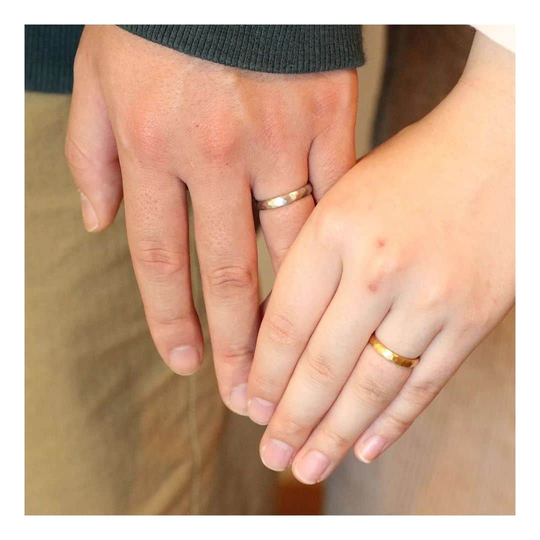 ith / イズ オーダメイド結婚指輪のインスタグラム：「「指輪を着けて街を歩きたい」と、 嬉しい言葉をいただきました。  幅がしっかりとあるデザインが 好みだったお二人。 《槌目 薫風》は凸凹の形に つや消しの仄かな光が優しく反射します。  日差しを浴びると、 滑らかに輝く光が特徴のデザインです。  ▽ 指輪について 結婚指輪(男性)：槌目 薫風 Pt950：190,000円〜  結婚指輪(女性)：槌目 薫風 K18YG：160,000円〜  お問い合わせコード：16830  ***********************************  ⧉ ith 公式WEB @ith_marriage アカウントTOPへ  ☞ プロフィールURLをタップ  ⧉ 暮らしに寄り添うジュエリー ith online store ☞ @ith_jewelry  ***********************************  #結婚指輪 #マリッジリング #婚約指輪 #エンゲージリング #カスタマイズ #オーダーメイド #オーダーリング #オーダー #手仕事 #職人 #アトリエ #指輪選び #指輪探し #ダイヤモンド」