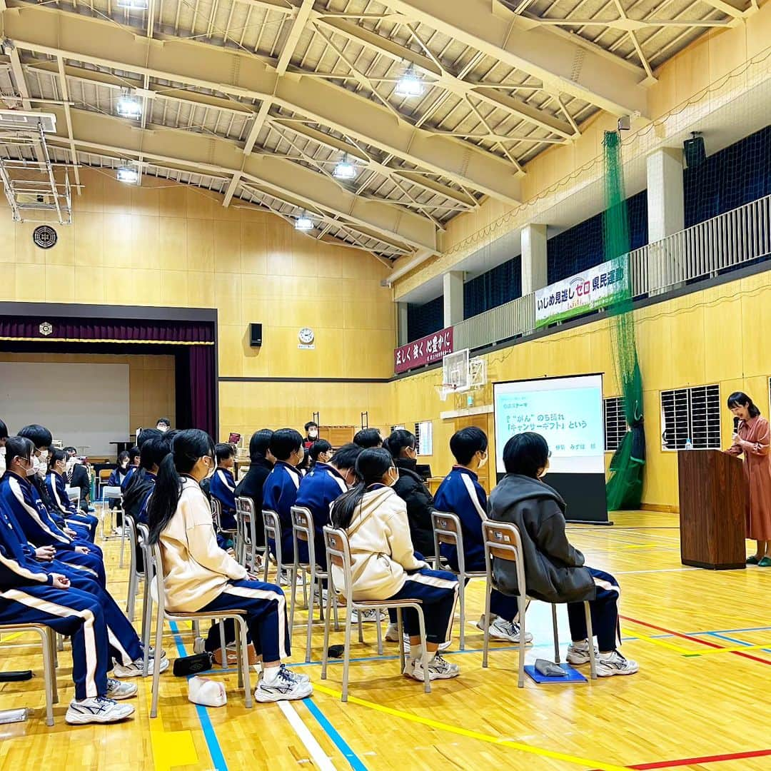 伊勢みずほさんのインスタグラム写真 - (伊勢みずほInstagram)「午後からは川東中学校におじゃましました！とにかく悪天候で体育館の屋根に打ち付ける豪雨と暴風、ビカビカゴーゴーの雷⚡　  あまりの音の大きさに、マイクで喋っていても聴こえなくなるほどでした😱  怖かったね。でもちょっぴり楽しくもあったね🤭  面白かったのは子どもたちの夢の話。 ①水族館の飼育員になって動物の凄さを伝えたい✨😭✨　  ②消防士になり人助けをしたい✨😭✨  ③ニートになってずっと家で寝ていたい✨🤣✨  全校生徒の前で発表してくれた３人。 感心したり笑ったり、楽しかった🤣  みんなの命はひとつしかない。 みんなの人生は一度しかない。 思いっきり大切に、思いっきり楽しんで 周りの人と助け合いながら 生ききってください。  お世話になった皆様✨ 今日も心から感謝感謝です。  体が冷えたので我慢できずに町田商店に 吸い込まれました🍜🤤  #新潟いのちの電話 #新潟いのちの電話下越支部主催 #新発田市立川東中学校 #講演会 #話すことは放すこと #話すことは放すこと新潟 #伊勢みずほ #フリーアナウンサー #町田商店」12月7日 21時46分 - isemizuhoo