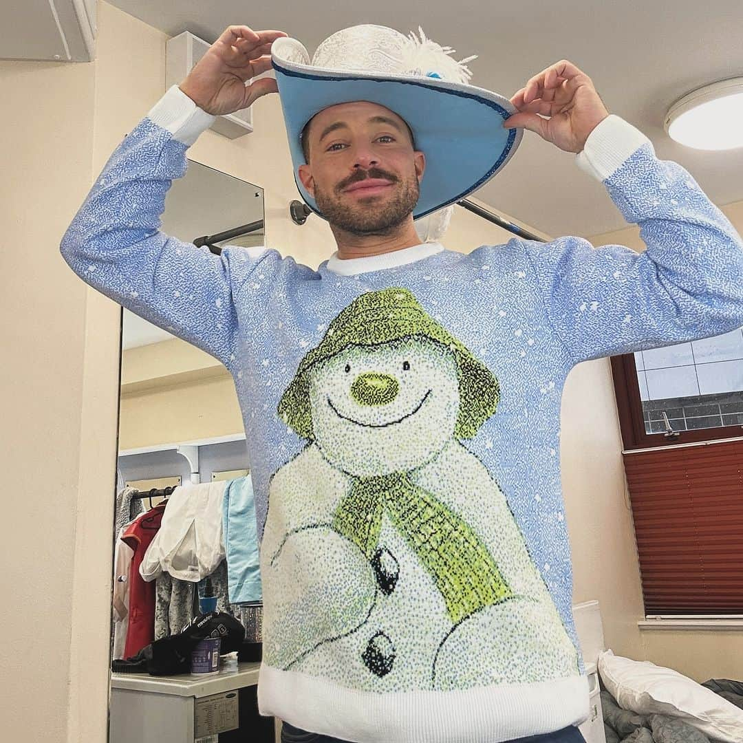 ダンカン・ジェイムスさんのインスタグラム写真 - (ダンカン・ジェイムスInstagram)「Happy Xmas jumper day. I’m helping support @notjustclothing where  50% of the proceeds from each sale is being donated to the Trussell Trust and Chestnut Tree House. #xmasjumperday」12月7日 21時48分 - mrduncanjames