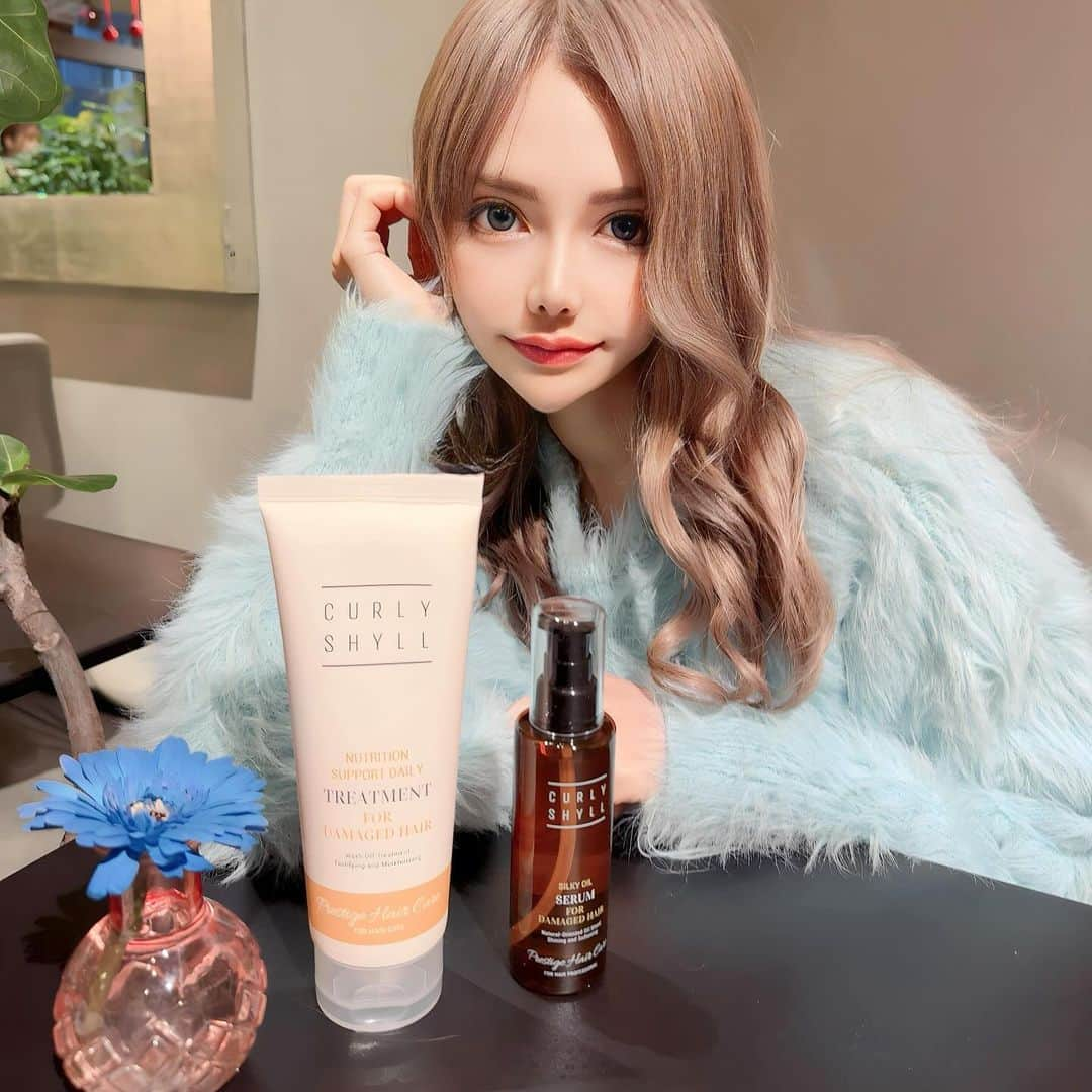 さとのんのインスタグラム：「. 多くの韓国の美容サロンで愛用されてる CURLY SHYLLのヘアオイル達💕  K-POPアイドルや女優のヘアスタイルを担当する専門家たちが 商品開発してる韓国発ケアブランドなんだって🇰🇷  今回試したのはこの2つ↓ ・シルキーオイルセラム 70ml ￥2,860 ・プレステージダメージケアデイリートリートメント 250ml ￥3,410  セラムはオイルよりも軽めの仕上がりになるんだけど しっかりまとまる👏  ▶Point ︎︎︎︎☑︎韓国で数々のビューティーアワードを受賞 ︎︎︎︎☑︎自然由来のオイル配合 ︎︎︎︎☑︎シリコンフリー ︎︎︎︎☑︎EVEヴィーガン認証取得  全国の東急ハンズ、アットコスメ、トモズ等 公式ECで購入できるよ🛒➿  #PR  #カーリーシール  #curlyshyll #ヘアケア  #韓国ヘアブランド  #サロンシャンプー #サロン専売品  #カーリーシールCOC #커리쉴coc」