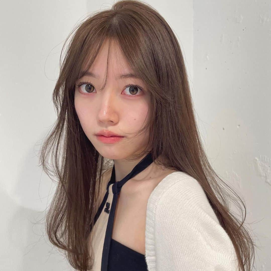 YochiMiku のインスタグラム：「milk tea beige 🫖  冬のsheerな明るめbeige🧸 ふわっとアンニュイなレイヤーcutで儚く柔らかく♡  ベースが暗い方や、 赤みが強い方はダブルカラーがおすすめです🥣  あんにゅいな透明感🫙  ご予約はdm またはお電話からお気軽にお問い合わせください🤲🏻✉️  one color ¥10,700~ wcolor ¥ 19,300~ cut color ¥14,400〜  SHIMA daikanyama  tel  03-3461-8851」