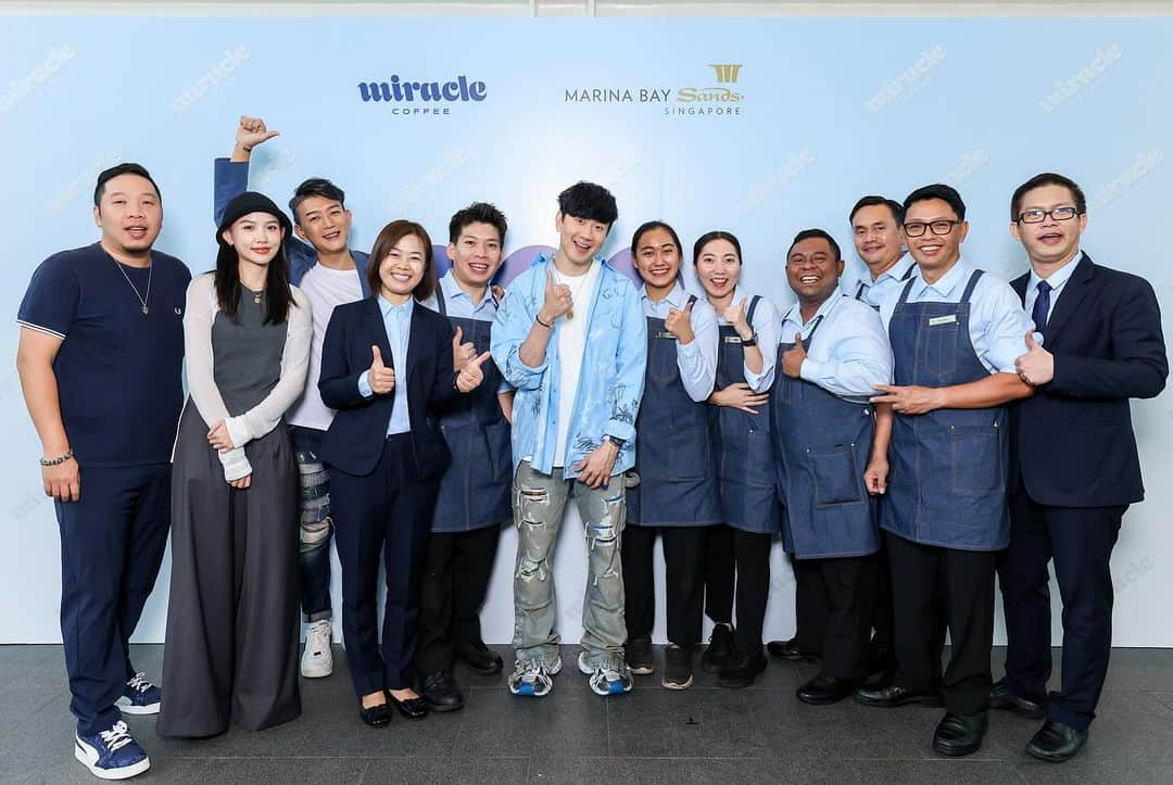 林俊傑さんのインスタグラム写真 - (林俊傑Instagram)「@miraclecoffeesg flagship is officially open!  Thanks to everyone for coming!   #miraclecoffee #miraclecoffeesg #miraclecoffeeMBS #miraclelab」12月7日 22時02分 - jjlin