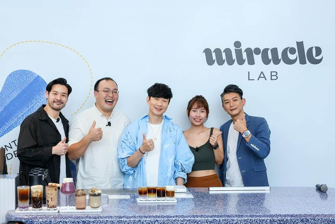 林俊傑さんのインスタグラム写真 - (林俊傑Instagram)「@miraclecoffeesg flagship is officially open!  Thanks to everyone for coming!   #miraclecoffee #miraclecoffeesg #miraclecoffeeMBS #miraclelab」12月7日 22時02分 - jjlin