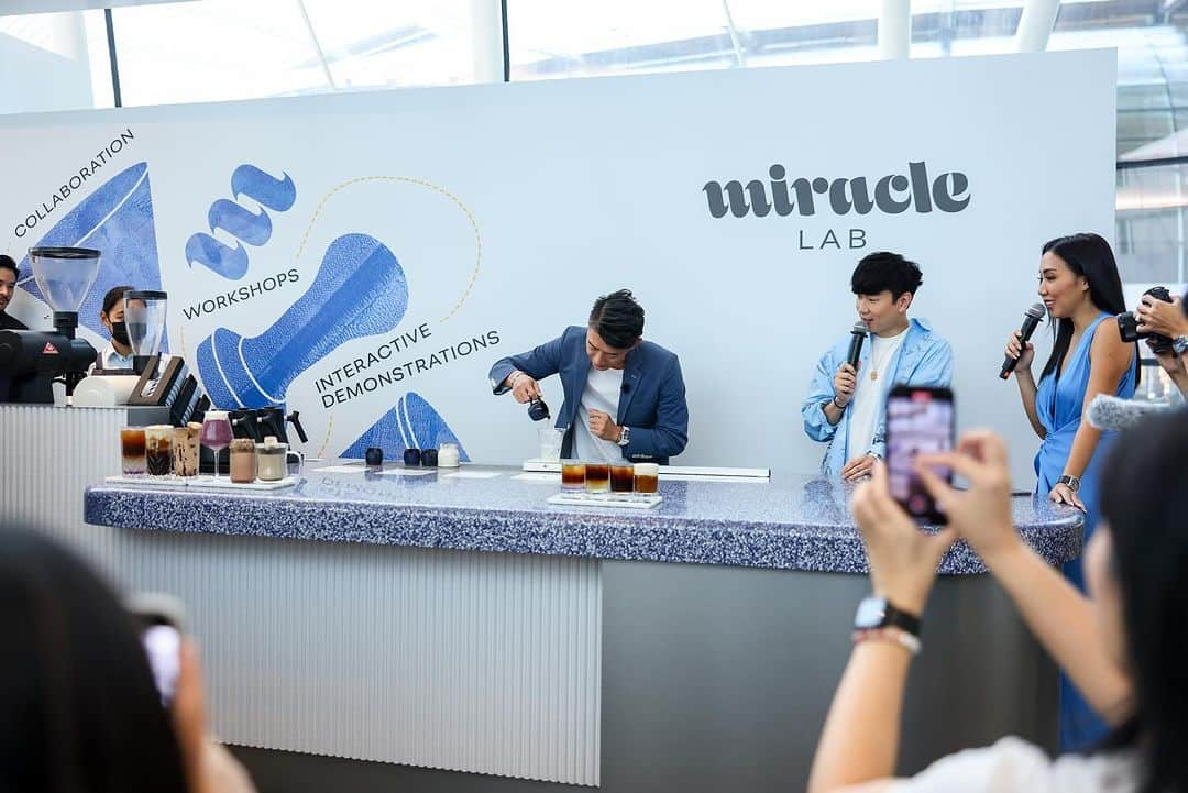 林俊傑さんのインスタグラム写真 - (林俊傑Instagram)「@miraclecoffeesg flagship is officially open!  Thanks to everyone for coming!   #miraclecoffee #miraclecoffeesg #miraclecoffeeMBS #miraclelab」12月7日 22時02分 - jjlin