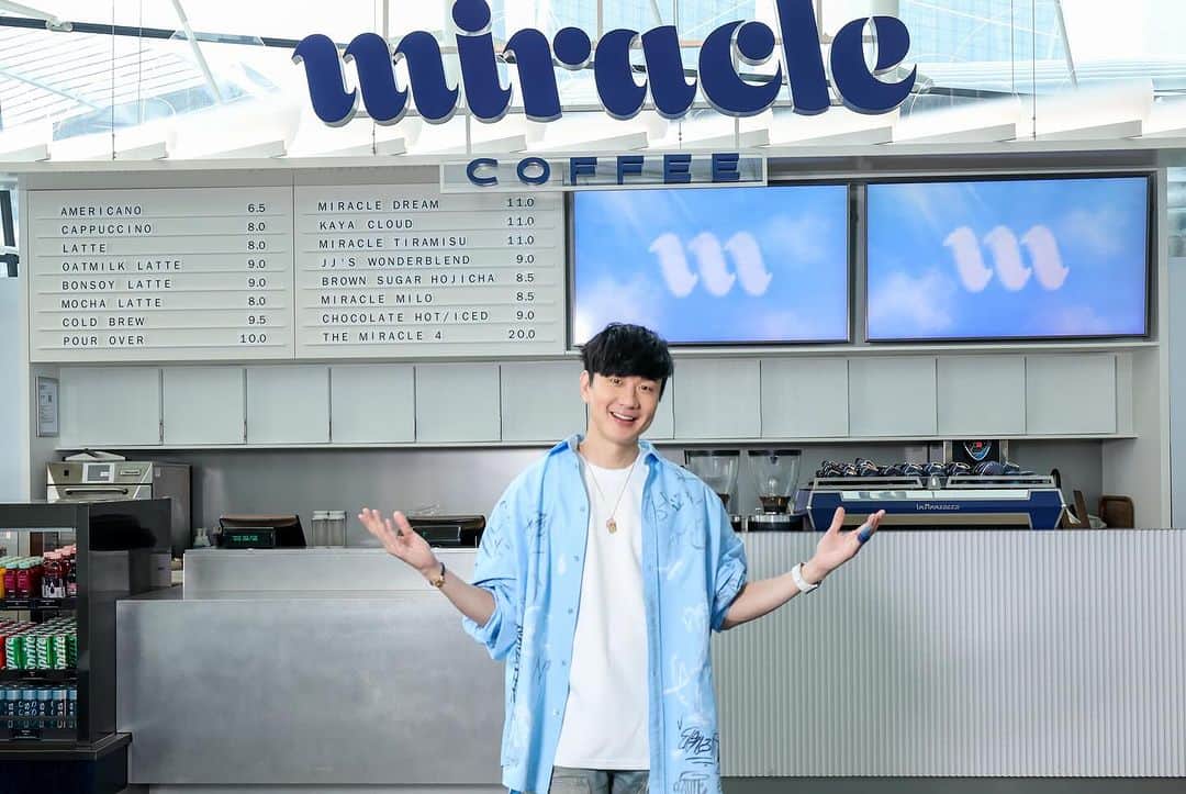林俊傑のインスタグラム：「@miraclecoffeesg flagship is officially open!  Thanks to everyone for coming!   #miraclecoffee #miraclecoffeesg #miraclecoffeeMBS #miraclelab」