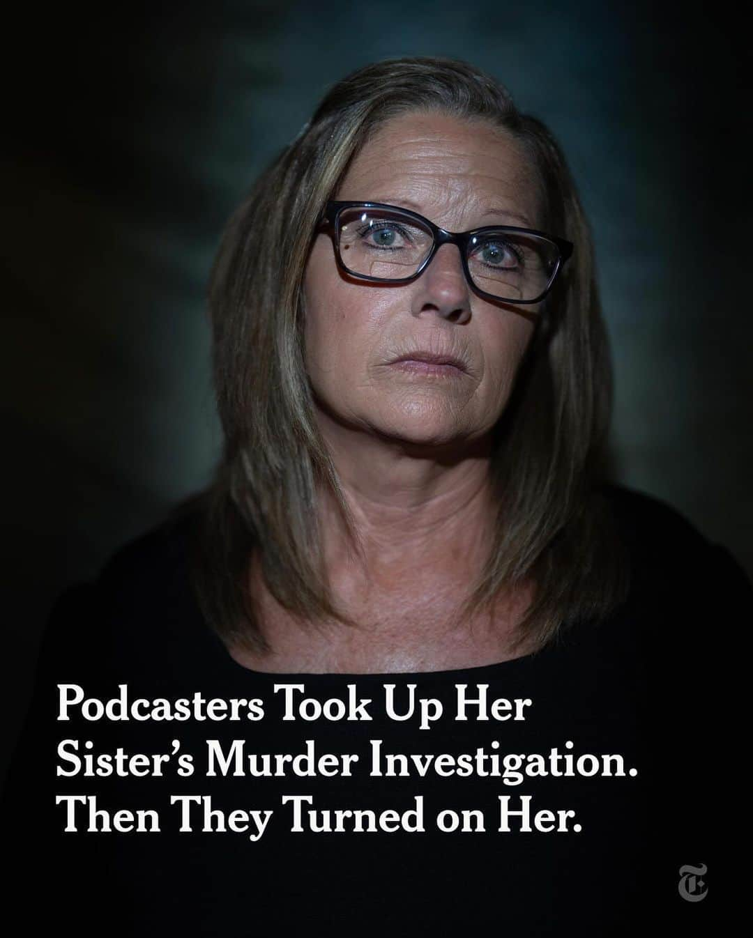 ニューヨーク・タイムズのインスタグラム：「A few years ago, Liz Flatt sought to find the person who murdered her sister, Deborah Sue Williamson, or Debbie, in 1975. She turned to the podcasters George Jared and Jennifer Bucholtz, who took an interest in the case. But Flatt had a falling-out with the podcasters after Bucholtz shared some of Wiliamson’s case files with a producer. The podcasters, in turn, criticized Flatt for disrupting their investigation.  Tap the link in our bio to read the full story in @nytmag about how things can go awry when family members turn to podcasters to help solve a cold case. Photos by @benlowy」