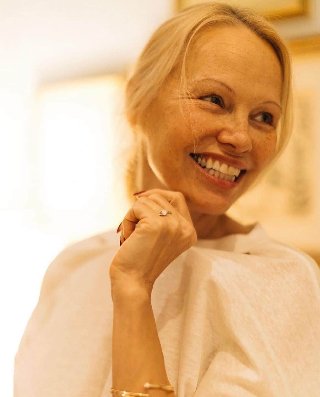 Vogue Brasilのインスタグラム：「Enquanto a maioria das celebridades tem um esquadrão de maquiadores, cabeleireiros e stylists para prepará-las para grandes eventos, @PamelaAnderson ganhou os holofotes recentemente por fazer o movimento contrário. Depois de aparecer sem maquiagem em diversos compromissos na semana de moda de Paris, em outubro deste ano, a atriz voltou a surpreender ao aparecer de cara limpa no red carpet da premiação The Fashion Awards, que aconteceu em Londres na última segunda-feira (4). “Eu pensei que estava aposentada, mas não foi assim. Esse é um capítulo totalmente novo”, conta ela. “É um momento de autoaceitação da minha vida. Passei a questionar por que eu gastava três horas na cadeira de maquiagem? Por que colocava tanto esforço nisso? Eu realmente nem pensei que alguém fosse notar”, relembra a atriz. Confira mais no link da bio!」