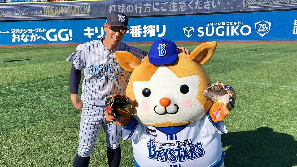 荒波翔のインスタグラム：「スターマンとも忘れずにちゃんと撮ってますよ📸  ※最後の1枚は練習中に下園さんと俺のグローブを奪って守ってた😜」