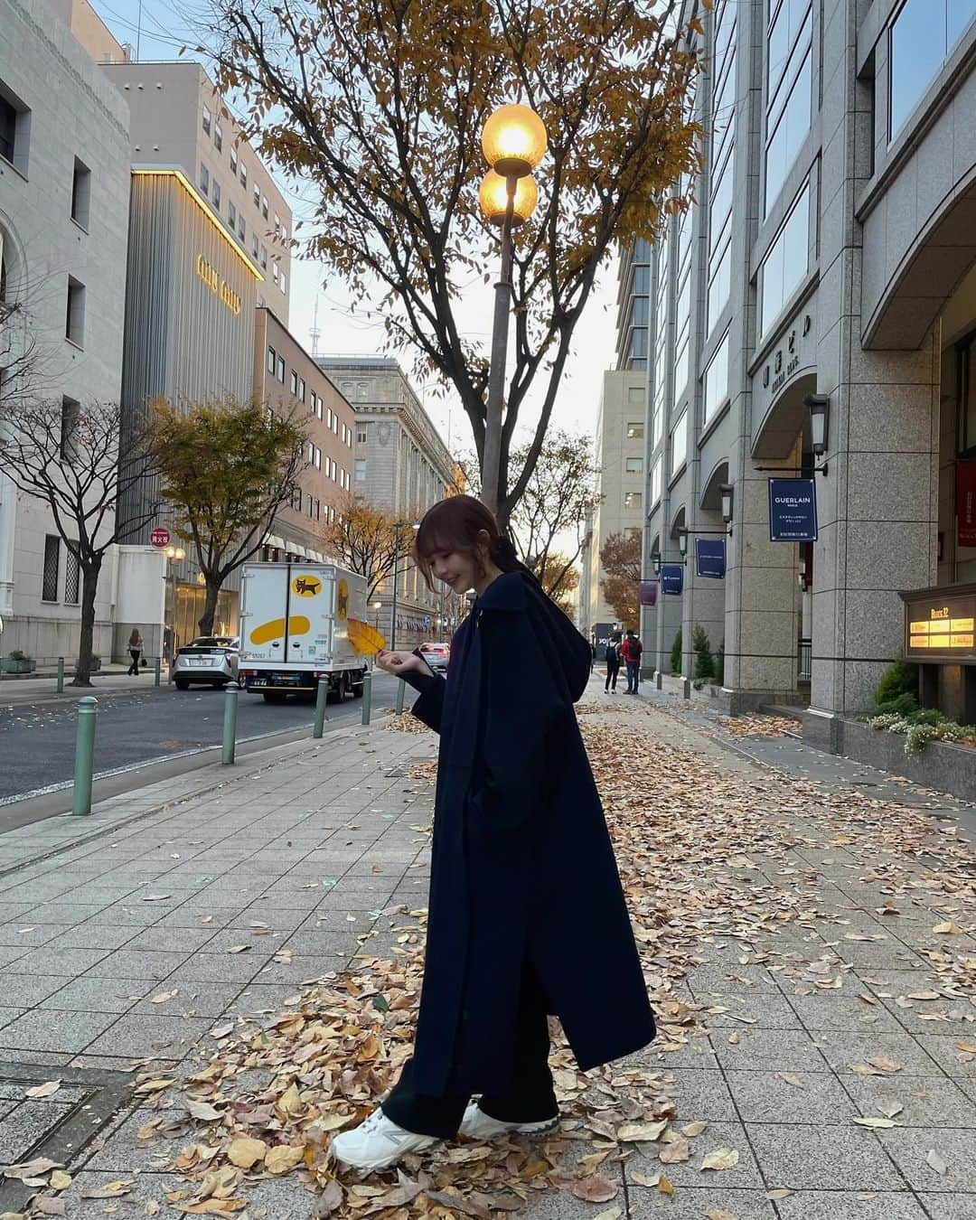 ムサシさんのインスタグラム写真 - (ムサシInstagram)「kobe⚓️🍂 ⁡ クリスマスシーズンこの時期の 旧居留地好きやな〜👶🏼♥︎ ⁡ ⁡ #outfit #coat #ootd #ribbon #神戸 #コート #リボン #冬コーデ」12月7日 22時11分 - ___musashi.___