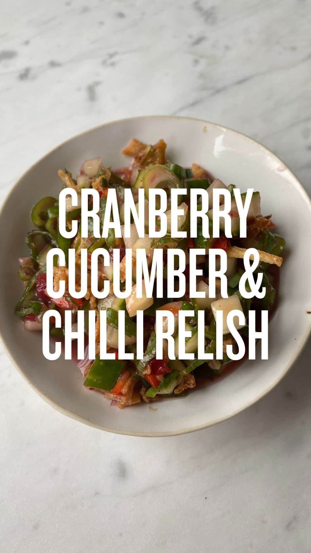 レイチェル・クーのインスタグラム：「🌶 Minimal effort and maximum flavour reward: cucumber, chilli & cranberry relish!   This super quick recipe really does make a huge difference on your dishes, add to eggs, meat, or whatever else you fancy, and it’ll elevate your recipe immediately ✨  And all it takes is a little bit of a chopping and whisking  Here, I’m enjoying this relish with my crispy Christmas leftover parcels, have a look at my latest reel for more on these 👀   And head to the link in my bio if you want to get access to this complete (game-changing) recipe 🤩」