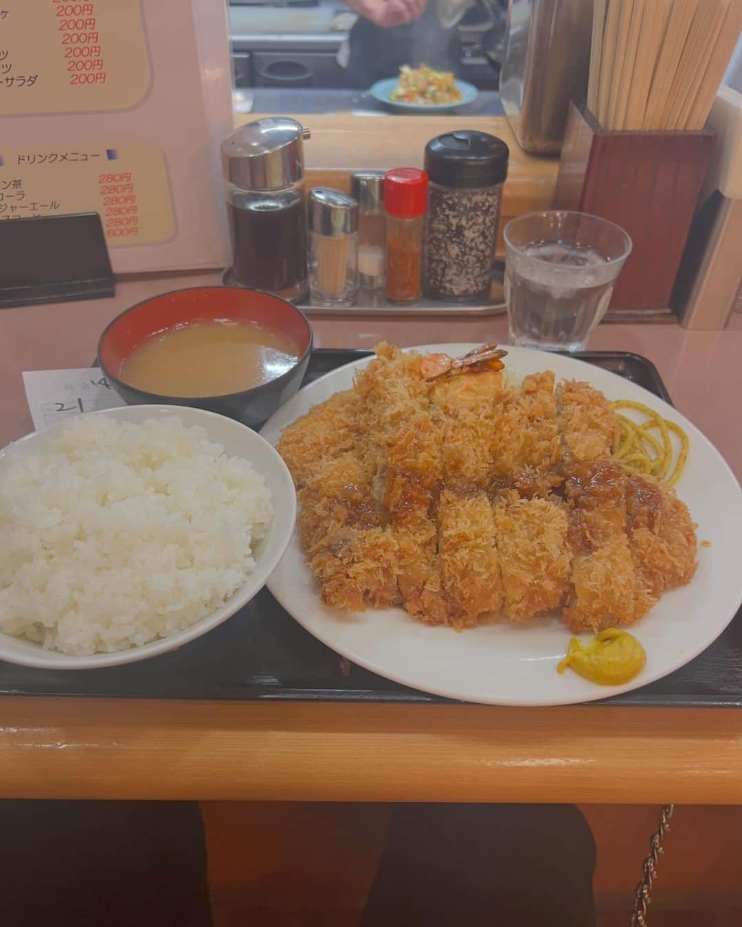 庄村聡泰のインスタグラム：「池袋ランチハウスミトヤチキンカツとカニクリームと海老フライのセットライス大盛り」