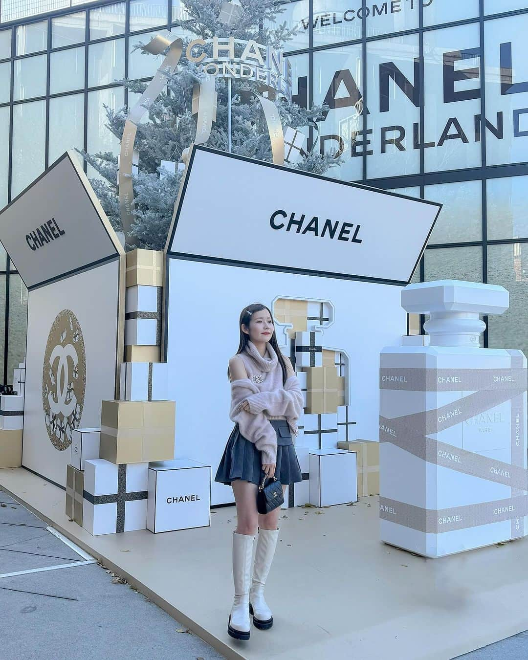 tomomi ❤︎ よしはしともみ ❤︎のインスタグラム：「. . . . 　　　　　CHANEL WONDERLAND / 📍原宿 . . . 昨日から始まった @chanel.beauty のポップアップ⛄️🫧 この時期ほんと可愛い空間多くて嬉しい🌙 . . . 🐇コーディネート トップス　@snidel_official スカート　韓国 ブーツ　　@dianashoespress バッグ&ブローチ　@chanelofficial . . —————————————————— ☕️ CHANEL WONDERLAND 𝐀𝐝𝐝𝐫𝐞𝐬𝐬：渋谷区神宮前6-35-6 𝐀𝐜𝐜𝐞𝐬𝐬：JR山手線「原宿」駅徒歩2分、東京メトロ千代田線、副都心線「明治神宮前」駅直結 𝐇𝐨𝐮𝐫：12月6日（水）～ 17日（日）10:00〜20:00（最終入場 19:30） ——————————————————— . . . #chanel #chanelbeauty #chanelpopup #シャネル #シャネルコスメ #シャネルポップアップ #シャネルバック #シャネルコーデ #スナイデル #スナイデルコーデ #シャネルワンダーランド」