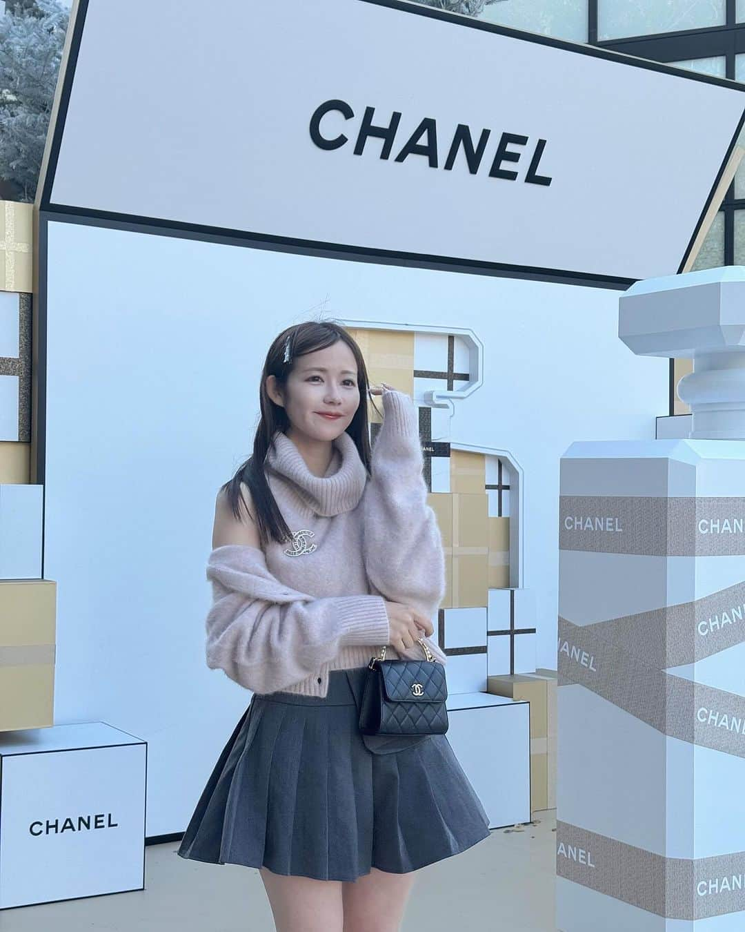 tomomi ❤︎ よしはしともみ ❤︎さんのインスタグラム写真 - (tomomi ❤︎ よしはしともみ ❤︎Instagram)「. . . . 　　　　　CHANEL WONDERLAND / 📍原宿 . . . 昨日から始まった @chanel.beauty のポップアップ⛄️🫧 この時期ほんと可愛い空間多くて嬉しい🌙 . . . 🐇コーディネート トップス　@snidel_official スカート　韓国 ブーツ　　@dianashoespress バッグ&ブローチ　@chanelofficial . . —————————————————— ☕️ CHANEL WONDERLAND 𝐀𝐝𝐝𝐫𝐞𝐬𝐬：渋谷区神宮前6-35-6 𝐀𝐜𝐜𝐞𝐬𝐬：JR山手線「原宿」駅徒歩2分、東京メトロ千代田線、副都心線「明治神宮前」駅直結 𝐇𝐨𝐮𝐫：12月6日（水）～ 17日（日）10:00〜20:00（最終入場 19:30） ——————————————————— . . . #chanel #chanelbeauty #chanelpopup #シャネル #シャネルコスメ #シャネルポップアップ #シャネルバック #シャネルコーデ #スナイデル #スナイデルコーデ #シャネルワンダーランド」12月7日 22時13分 - tomomi_yoshihashi