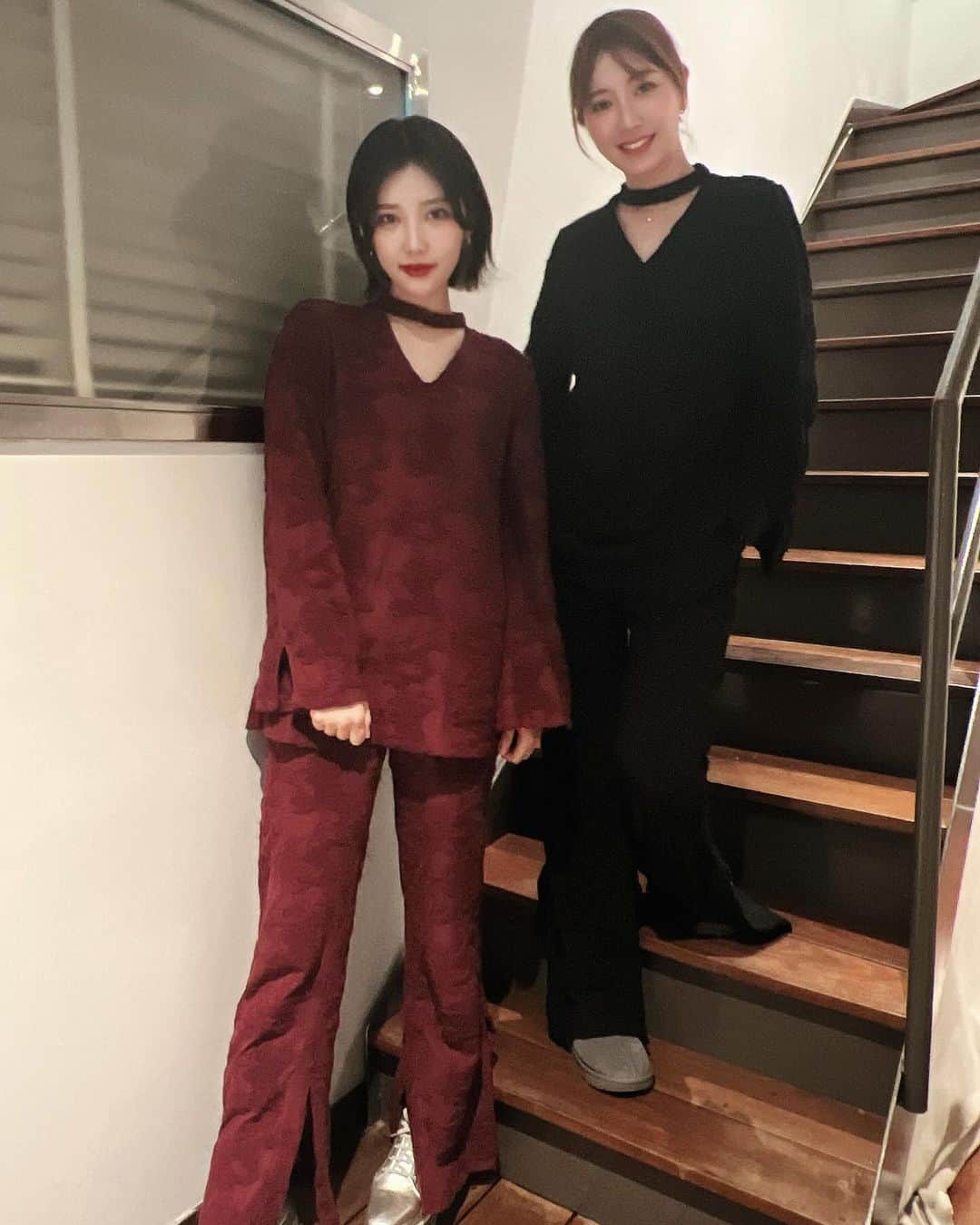 志崎樺音のインスタグラム：「・  #lautashi のセットアップ ひなんちゅ先輩と一緒に展示会でイロチ買いしたのが届いたので、それ着て火鍋。  バーガンディ✖️ブラック  どっちも好き！」