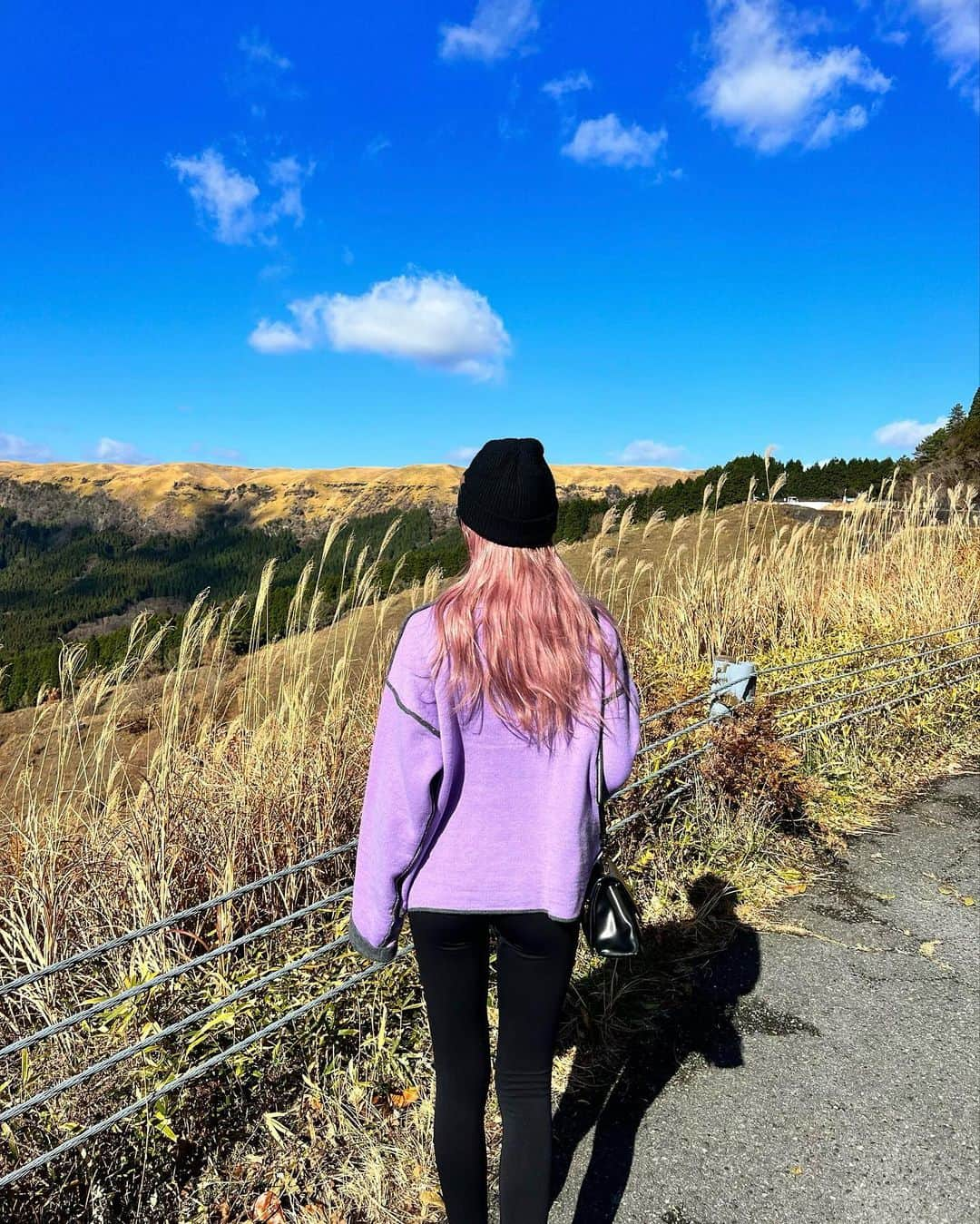 草野春香のインスタグラム：「.🌿🌤⛰🕊🌾  今日の阿蘇は綺麗な青空だった🌍✨ 温泉入って美味しい料理食べて 1泊の旅行はいつもあっという間💫  @esutoreja のニットは リバーシブルで使えるよ💜💯  #PR #esutoreja #エストレジャ #ニット #阿蘇旅行 #阿蘇観光 #阿蘇ドライブ #阿蘇」