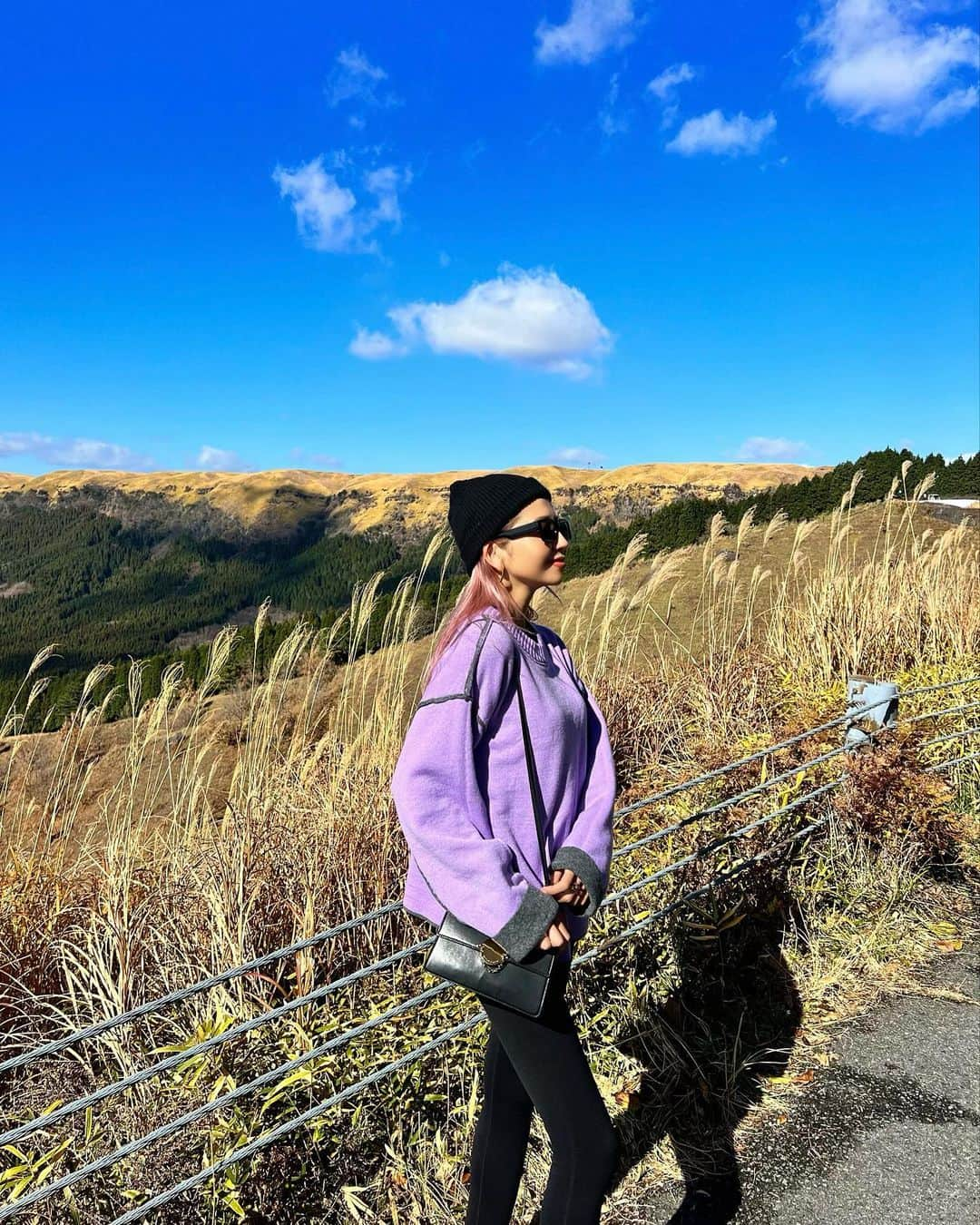 草野春香さんのインスタグラム写真 - (草野春香Instagram)「.🌿🌤⛰🕊🌾  今日の阿蘇は綺麗な青空だった🌍✨ 温泉入って美味しい料理食べて 1泊の旅行はいつもあっという間💫  @esutoreja のニットは リバーシブルで使えるよ💜💯  #PR #esutoreja #エストレジャ #ニット #阿蘇旅行 #阿蘇観光 #阿蘇ドライブ #阿蘇」12月7日 22時16分 - _haruka030_