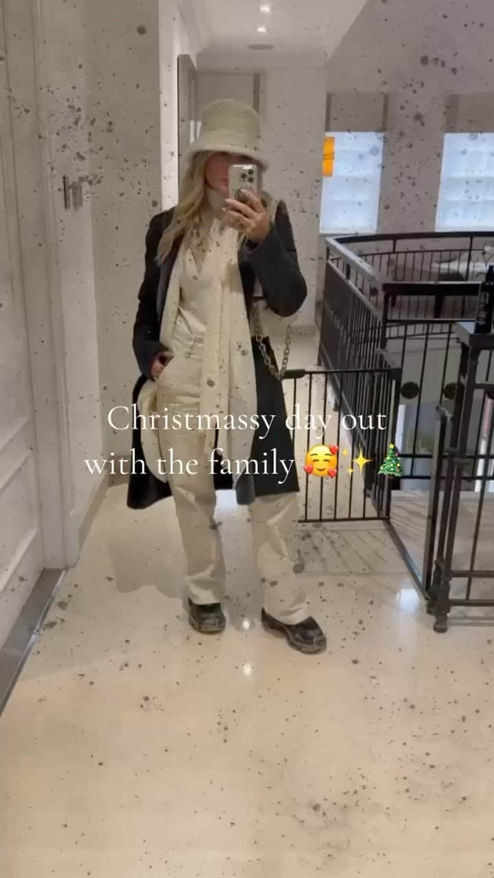 ペリー・エドワーズのインスタグラム：「Christmassy day out with the family 🎄🥰」