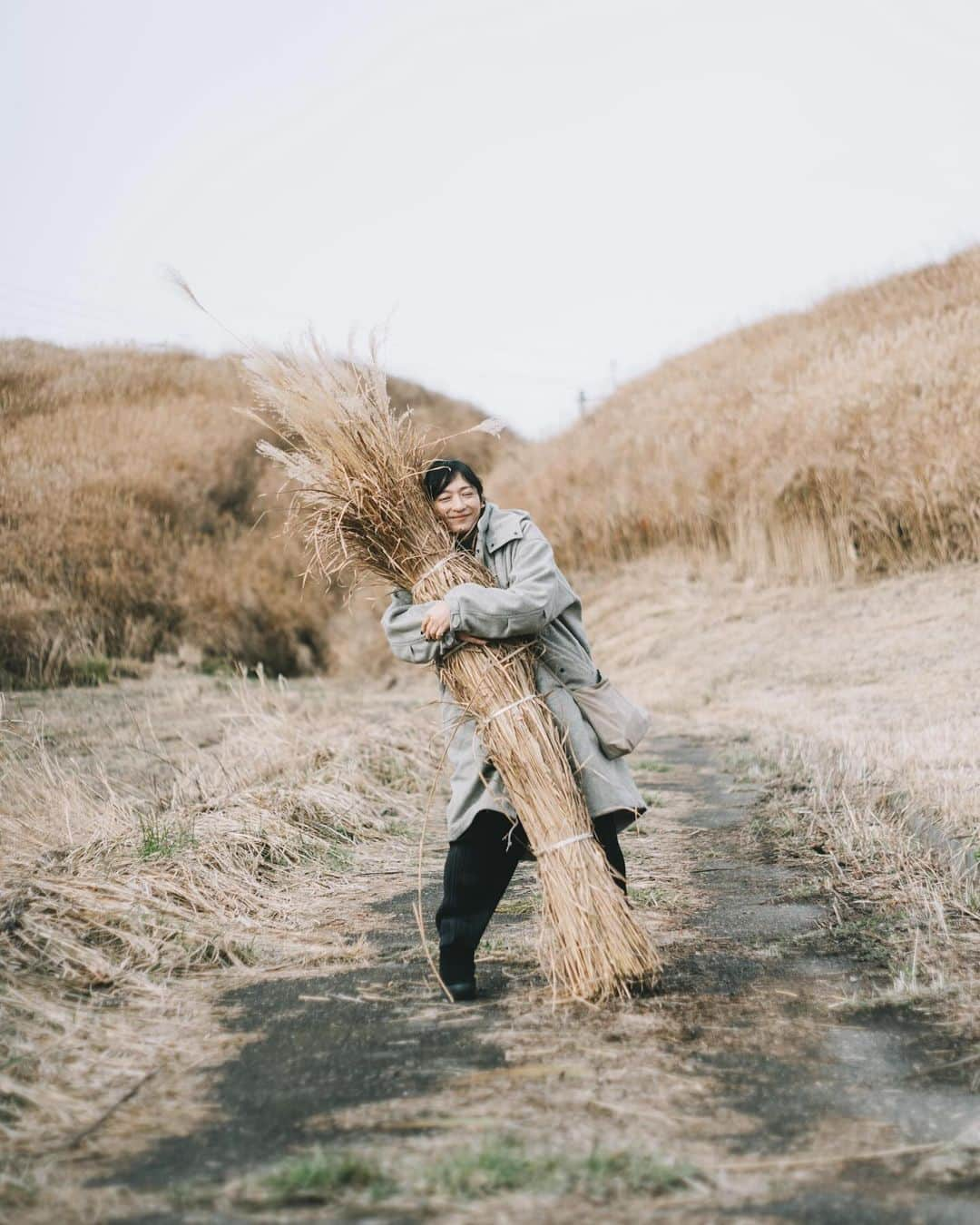 行方 久子 Hisako Namekataさんのインスタグラム写真 - (行方 久子 Hisako NamekataInstagram)「. @asogreenstock 熊本県「阿蘇草原再生プロジェクト」  茅一束は、だいたい直径60センチくらいの太さ。  どうしても自分で刈った茅で一束作りたくて なかなかコツも掴めずに笑っちゃったけど、 丁寧に教えてもらい、見守られながらへっぴり腰で頑張りました。  最後は @shucoを目掛けて全力疾走🤣  写真は @isamu__yamamoto」12月7日 22時26分 - hisakonamekata