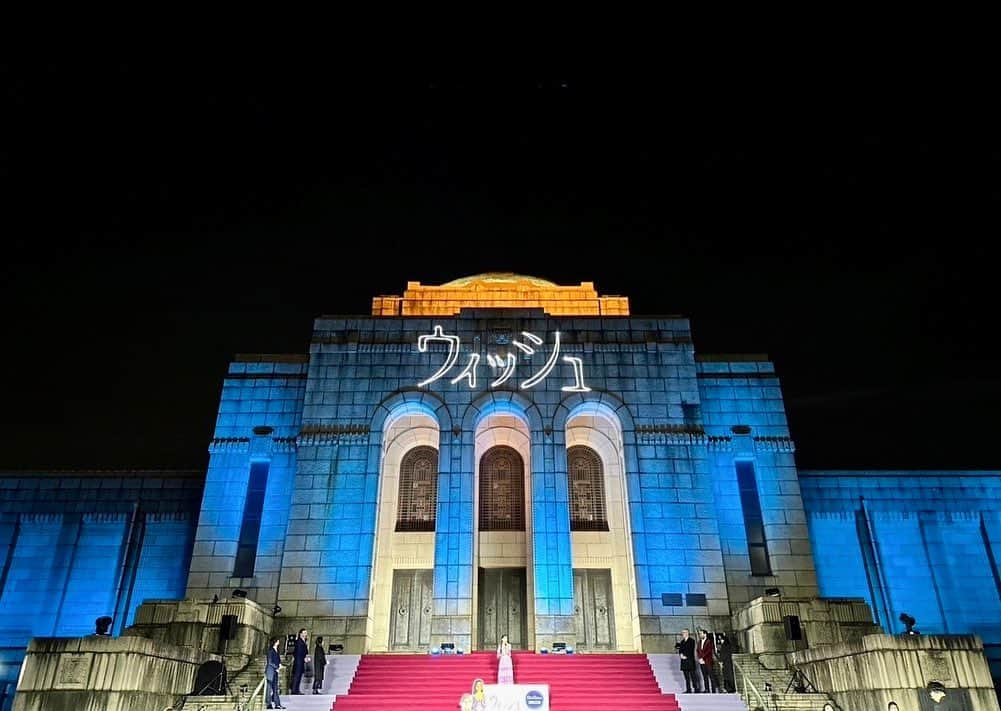 生田絵梨花さんのインスタグラム写真 - (生田絵梨花Instagram)「昨夜、『ウィッシュ』 来日イベント参加させていただきました！  監督のクリスさん、ファウンさん、 プロデューサーのピーターさん、フアンさんと共に⭐️  皆さんの前で歌わせていただくのは 緊張しつつも 幸せなひと時でした。  お話も少しできたのですが とっても優しくて、温かくて、 皆さんの作品への愛情をたっぷり感じました。  あぁ…早く皆さんに映画観てほしい☺️☺️  今回イベント登壇した聖徳記念絵画館、 100年近い歴史をもつそうで ロサス王国に出てきそうな場所でした。 照明演出きれいだったなぁ。 オーケストラの皆さまの生演奏も素晴らしかったです。 ありがとうございました！  あ！歌唱衣装が最近おニューになりました✨ 少し大人アーシャイメージ。 素敵すぎる衣装、ヘアメイクに いつも気分上げてもらってます。感謝だぁ。  それと！外で寒かろうということで 特別にポンチョも作ってもらったんです🥹 これも実は！ 劇中に出てくるアーシャのポンチョがモチーフ。 おそらくこの衣装は今回限定かな？ また外イベント呼んでいただければ、着れるんだけどな～♪笑 もっとちゃんと写真撮っておけばよかった！ フードがポイントなの。 なのにフードが写ってる写真がない。 ポンチョ記念に撮ってまた載せよ～っと。  長くなっちゃった。 明日も大阪で歌います🎤 気づけば公開まであと1週間ですね！ ドキドキ。  #ウィッシュ」12月7日 22時20分 - ikutaerika.official