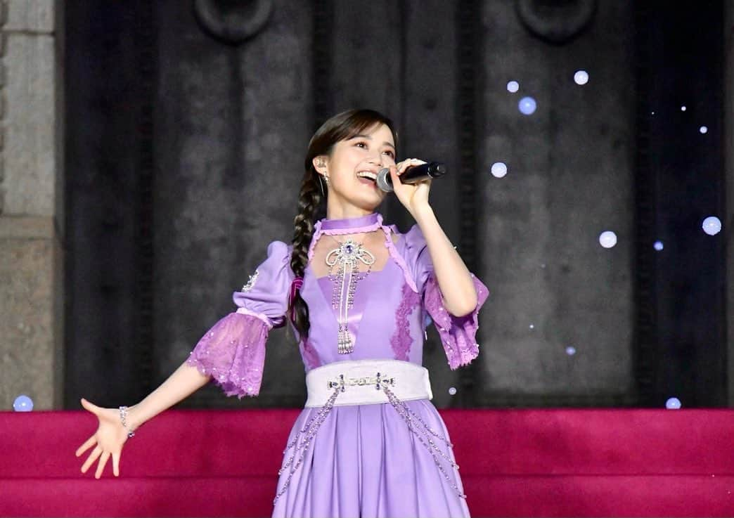 生田絵梨花のインスタグラム：「昨夜、『ウィッシュ』 来日イベント参加させていただきました！  監督のクリスさん、ファウンさん、 プロデューサーのピーターさん、フアンさんと共に⭐️  皆さんの前で歌わせていただくのは 緊張しつつも 幸せなひと時でした。  お話も少しできたのですが とっても優しくて、温かくて、 皆さんの作品への愛情をたっぷり感じました。  あぁ…早く皆さんに映画観てほしい☺️☺️  今回イベント登壇した聖徳記念絵画館、 100年近い歴史をもつそうで ロサス王国に出てきそうな場所でした。 照明演出きれいだったなぁ。 オーケストラの皆さまの生演奏も素晴らしかったです。 ありがとうございました！  あ！歌唱衣装が最近おニューになりました✨ 少し大人アーシャイメージ。 素敵すぎる衣装、ヘアメイクに いつも気分上げてもらってます。感謝だぁ。  それと！外で寒かろうということで 特別にポンチョも作ってもらったんです🥹 これも実は！ 劇中に出てくるアーシャのポンチョがモチーフ。 おそらくこの衣装は今回限定かな？ また外イベント呼んでいただければ、着れるんだけどな～♪笑 もっとちゃんと写真撮っておけばよかった！ フードがポイントなの。 なのにフードが写ってる写真がない。 ポンチョ記念に撮ってまた載せよ～っと。  長くなっちゃった。 明日も大阪で歌います🎤 気づけば公開まであと1週間ですね！ ドキドキ。  #ウィッシュ」