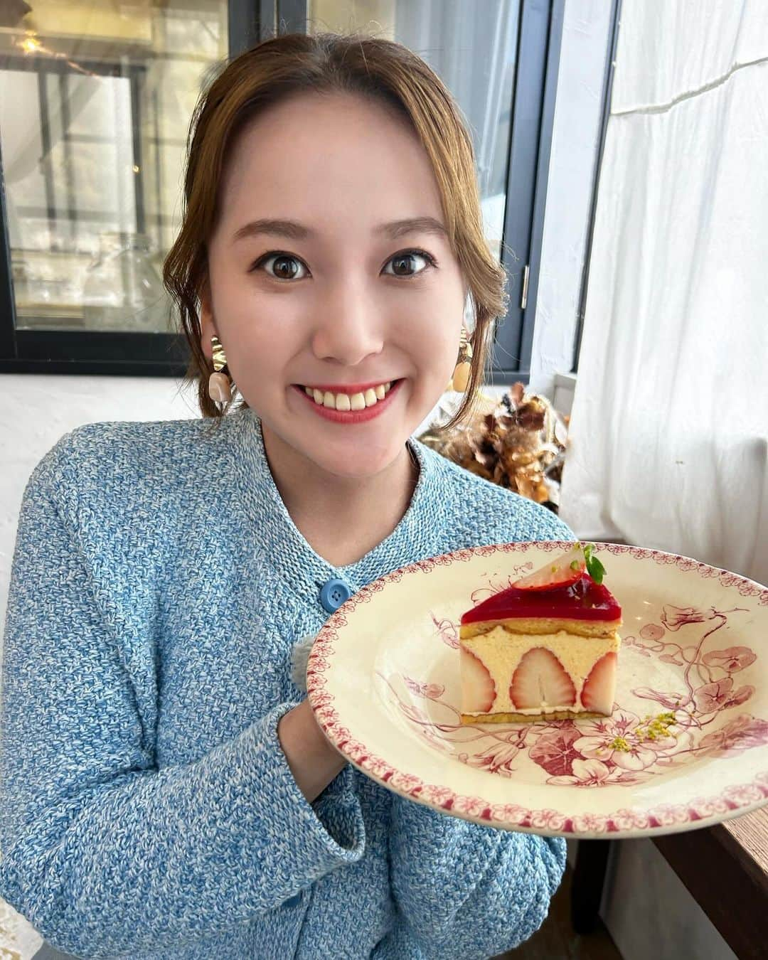 横山あさみさんのインスタグラム写真 - (横山あさみInstagram)「あしたのかごピタ！ 行ってみっがは照国神社周辺をぶらり🚶  旬のイチゴスイーツ🍓に だいすきなお花屋さん！ かわいすぎるスタッフがいる多国籍居酒屋！  そして！母達世代は知っているであろう、 あの！BOSSが登場します🎧 私もディスコ時代に生まれたかったぁぁぁ🕺  #かごピタ #行ってみっが #天文館 #照国町 #照国神社 #横山あさみ #横やん #横ヤン」12月7日 22時20分 - asami__yokoyama