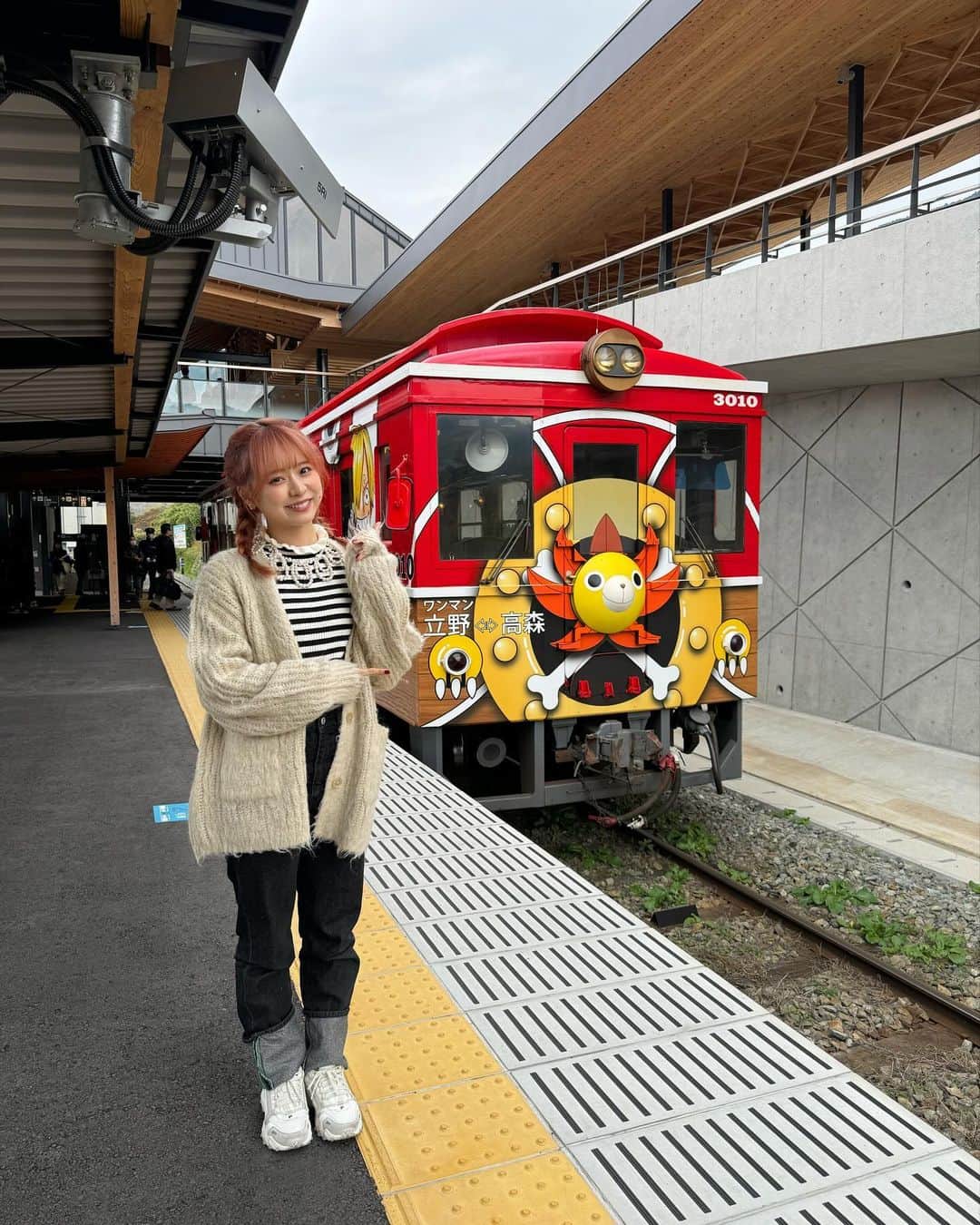 倉野尾成美のインスタグラム：「先日やっと乗れました🥹☀️🚃 #南阿蘇鉄道  #サニー号トレイン」