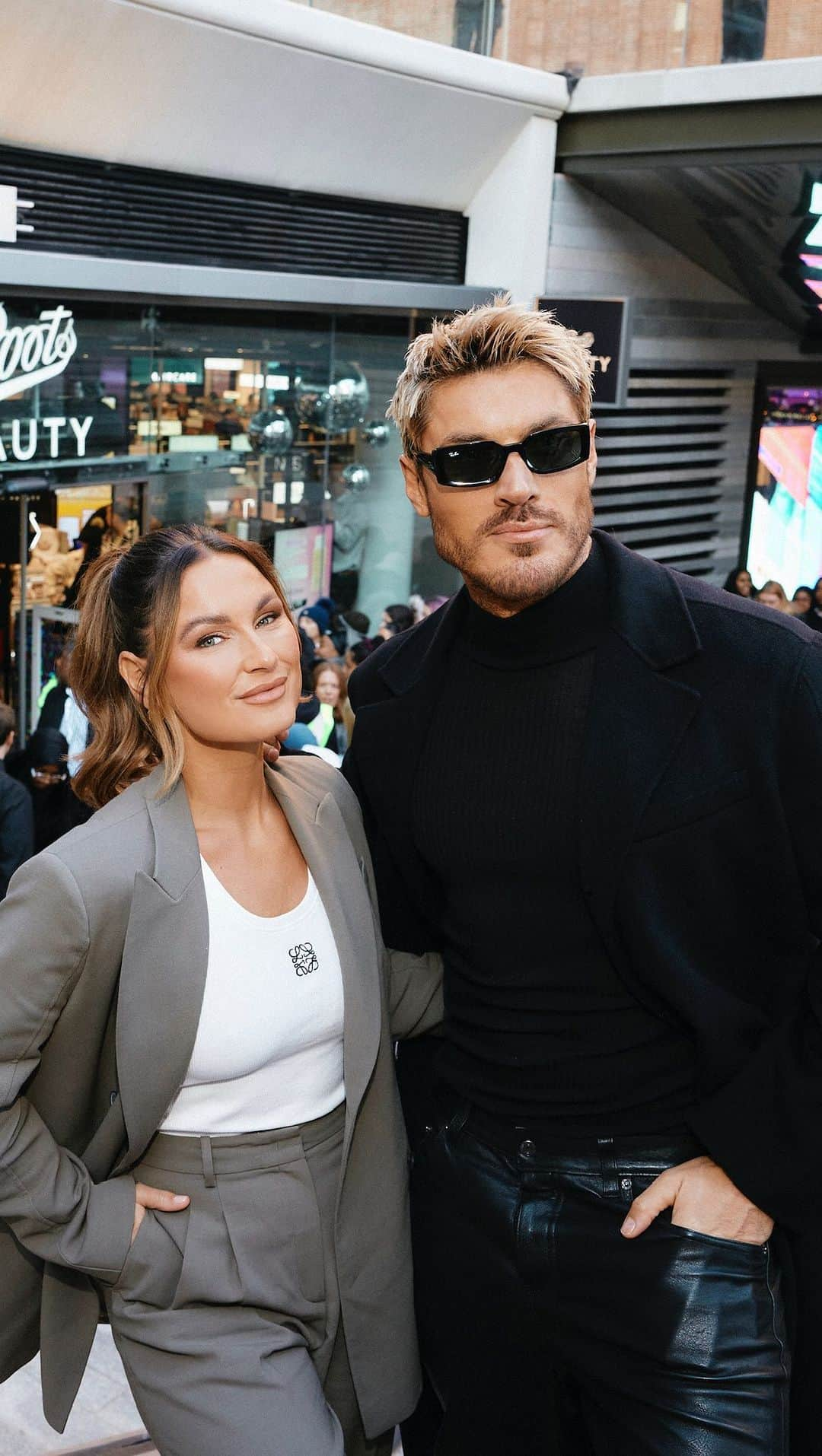 サム・フェアーズのインスタグラム：「Opening the brand new @bootsuk Beauty Store yesterday ✨ Always fun with my @revivecollagen family 💕 ps you must visit this new store. It’s fabulous.  @revivecollagen available in store & online 🫶 #mybrand x」