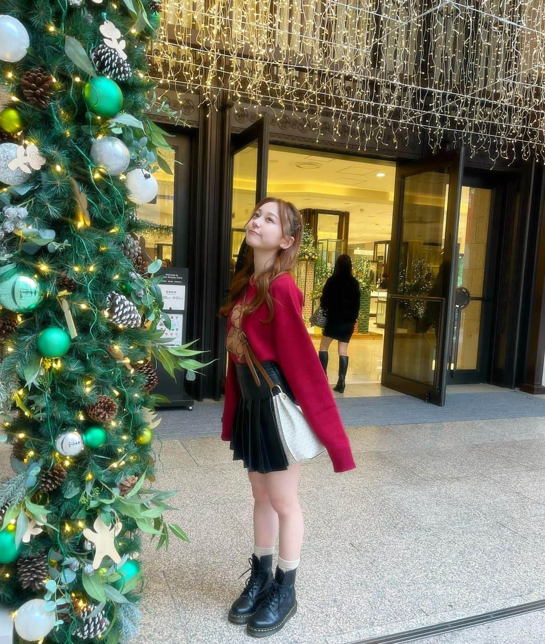 宮坂杏さんのインスタグラム写真 - (宮坂杏Instagram)「イルミネーションどこがおすすめ〜？？🤍  #クリスマスツリー #イルミネーション #冬コーデ #セーター #くまちゃん #ハーフ顔 #おでこ #ヨシンモリ #センターパート #女の子 #オレンジブラウン #ドクターマーチン #christmas #illumination #désir #drmartens #photography #selfie」12月7日 22時23分 - miyacii.kaeru