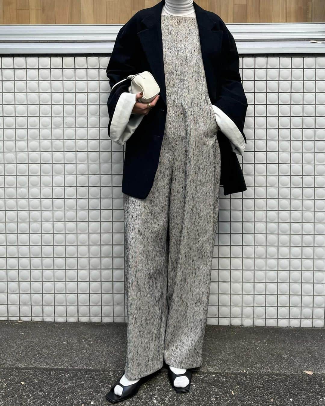 松本恵奈さんのインスタグラム写真 - (松本恵奈Instagram)「こんばんは。先行予約アイテムのCOCOON SALOPETTE PANTSとLOOSE BELL SLEEVE JKです♡  COCOON SALOPETTE PT.  メンズライクなツナギのようなサロペット。コンパクトなトップからパンツにかけてワイドに仕上げ裾にダーツをいれることで動きのあるコクーンシルエットに仕上げています。MIX調のナチュラルなライトベージュにカラーのネップ糸をMIXした表情豊かな凹凸感ある素材がポイントです○ 首元は少し高めの位置から始まるよう設定しているので ラフなサロペットをモードな印象でご着用いただけます。 肩紐は後ろのボタンで調節する事が出来、ボタンより下に ⻑めに垂れた肩紐がシンプルなバックスタイルに動きをプラスしてくれます♡  LOOSE BELL SLEEVE JACKET. ベルスリーブが特徴のオーバーサイズのテーラードJK。 袖の中にタブと釦を施し止めて頂くと、たくったデザインとして袖丈をアレンジして頂けます。 袖口をロールUPさせても可愛いです🩷 ラペルには釦ホールを付けているので、閉じて着て頂くと よりモードな印象で着ることが出来ます○ MIXは桐生で織り上げた拘りのCLANEオリジナル素材。  無地は綿麻素材で、程よい肉感の春に着やすいカジュアルな素材です。 シンプルながらとても拘りが詰まった一枚に仕上げました○ #clane #先行予約アイテム #clane24preorder」12月7日 22時23分 - ena1123
