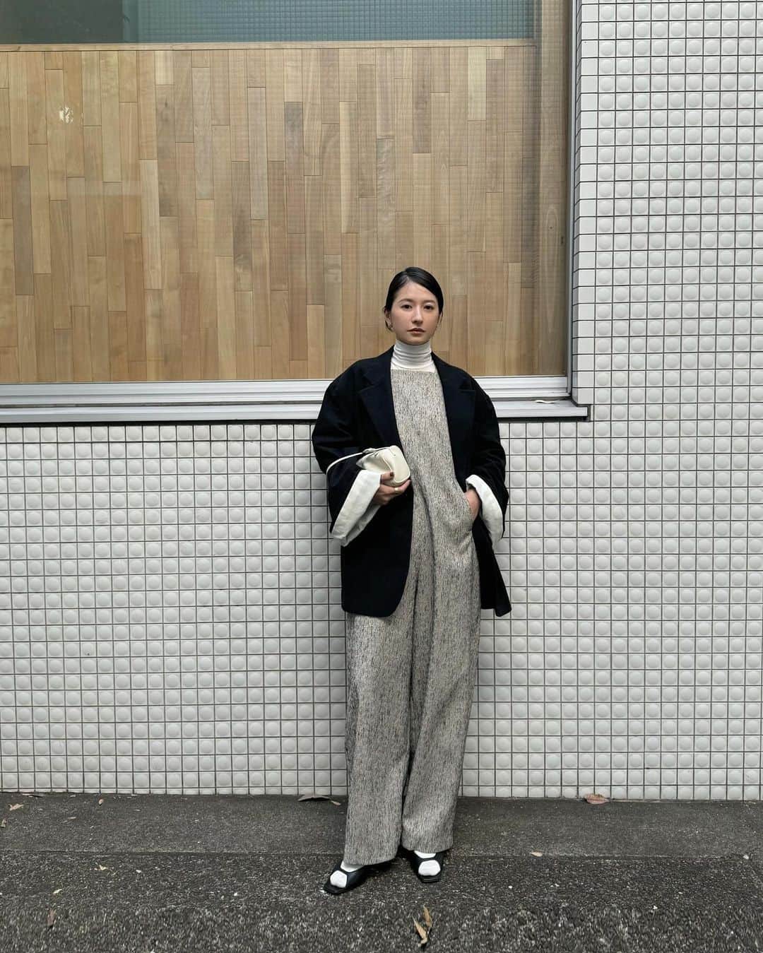 松本恵奈さんのインスタグラム写真 - (松本恵奈Instagram)「こんばんは。先行予約アイテムのCOCOON SALOPETTE PANTSとLOOSE BELL SLEEVE JKです♡  COCOON SALOPETTE PT.  メンズライクなツナギのようなサロペット。コンパクトなトップからパンツにかけてワイドに仕上げ裾にダーツをいれることで動きのあるコクーンシルエットに仕上げています。MIX調のナチュラルなライトベージュにカラーのネップ糸をMIXした表情豊かな凹凸感ある素材がポイントです○ 首元は少し高めの位置から始まるよう設定しているので ラフなサロペットをモードな印象でご着用いただけます。 肩紐は後ろのボタンで調節する事が出来、ボタンより下に ⻑めに垂れた肩紐がシンプルなバックスタイルに動きをプラスしてくれます♡  LOOSE BELL SLEEVE JACKET. ベルスリーブが特徴のオーバーサイズのテーラードJK。 袖の中にタブと釦を施し止めて頂くと、たくったデザインとして袖丈をアレンジして頂けます。 袖口をロールUPさせても可愛いです🩷 ラペルには釦ホールを付けているので、閉じて着て頂くと よりモードな印象で着ることが出来ます○ MIXは桐生で織り上げた拘りのCLANEオリジナル素材。  無地は綿麻素材で、程よい肉感の春に着やすいカジュアルな素材です。 シンプルながらとても拘りが詰まった一枚に仕上げました○ #clane #先行予約アイテム #clane24preorder」12月7日 22時23分 - ena1123